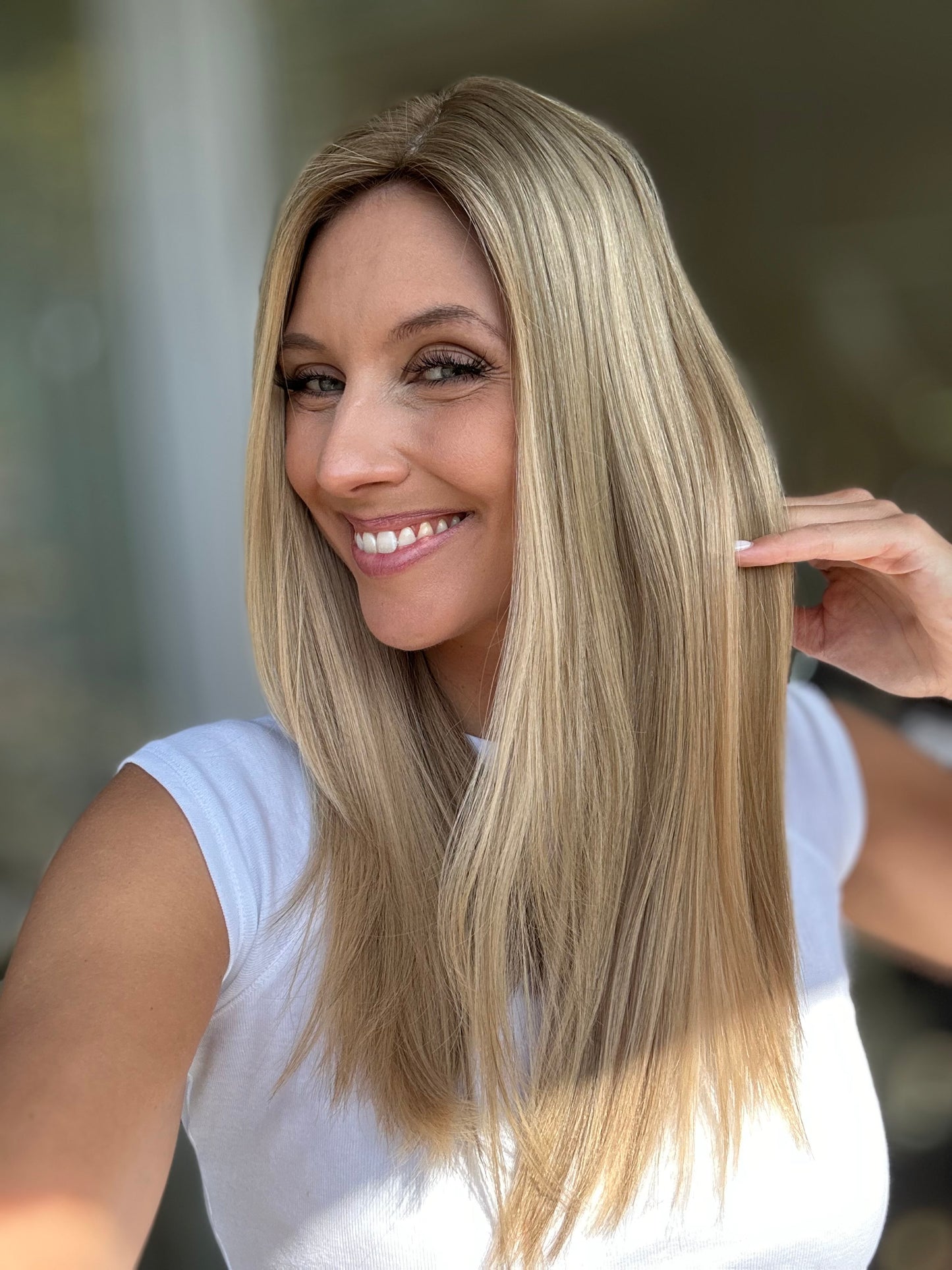 Bild zeigt attraktive Frau von der Seite, mit schulterlangem blondem Haar. Bild dient der Produktpräsentation eines Artikels in der Kategorie Topper/Perücken.