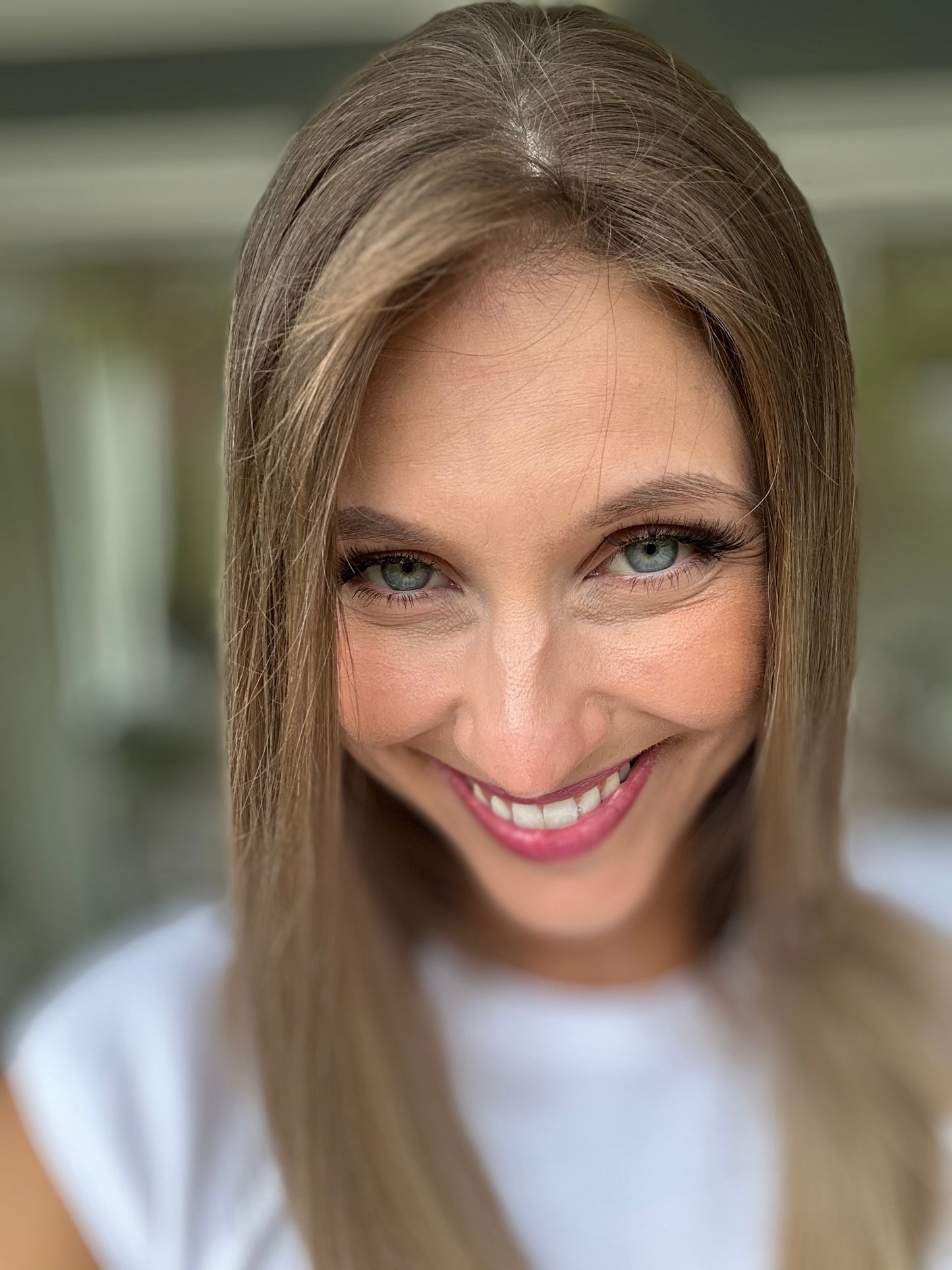 Bild zeigt attraktive Frau, mit schulterlangem blondem Haar. Bild dient der Produktpräsentation eines Artikels.