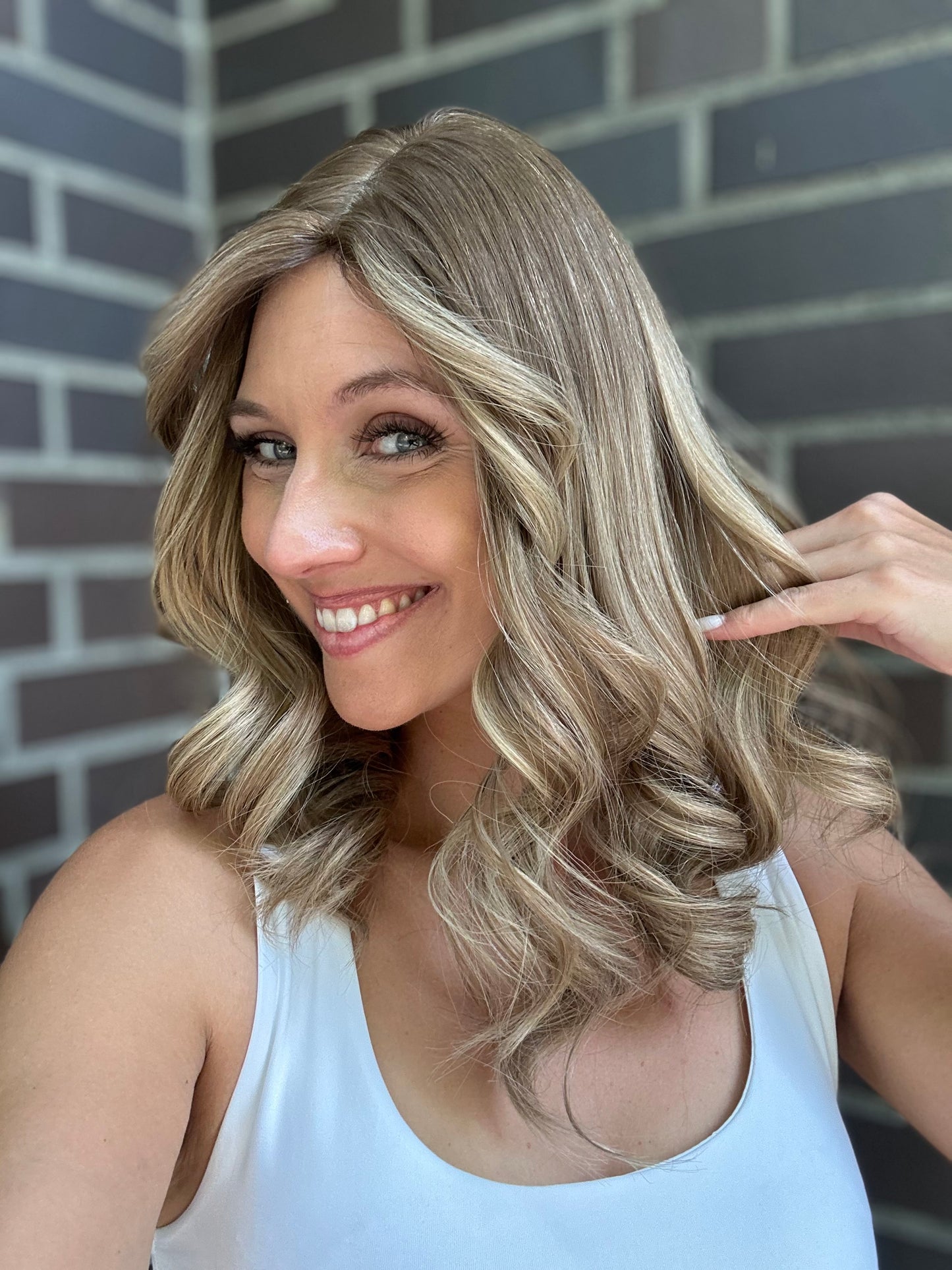 Bild zeigt attraktive Frau von der Seite, mit schulterlangem blondem Haar. Bild dient der Produktpräsentation eines Artikels in der Kategorie Topper/Perücken.