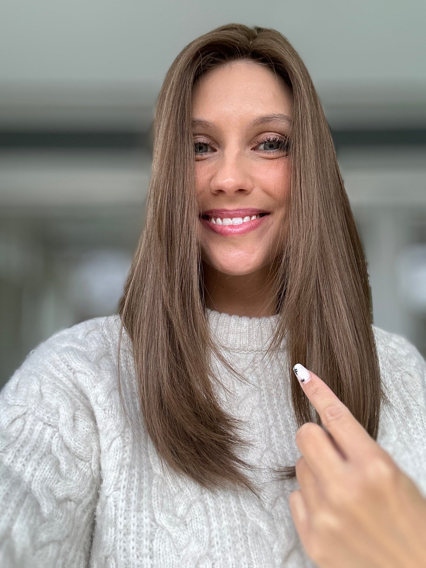 Bild zeigt attraktive Frau, mit schulterlangem braunem Haar. Bild dient der Produktpräsentation eines Artikels in der Kategorie Topper/Perücken.