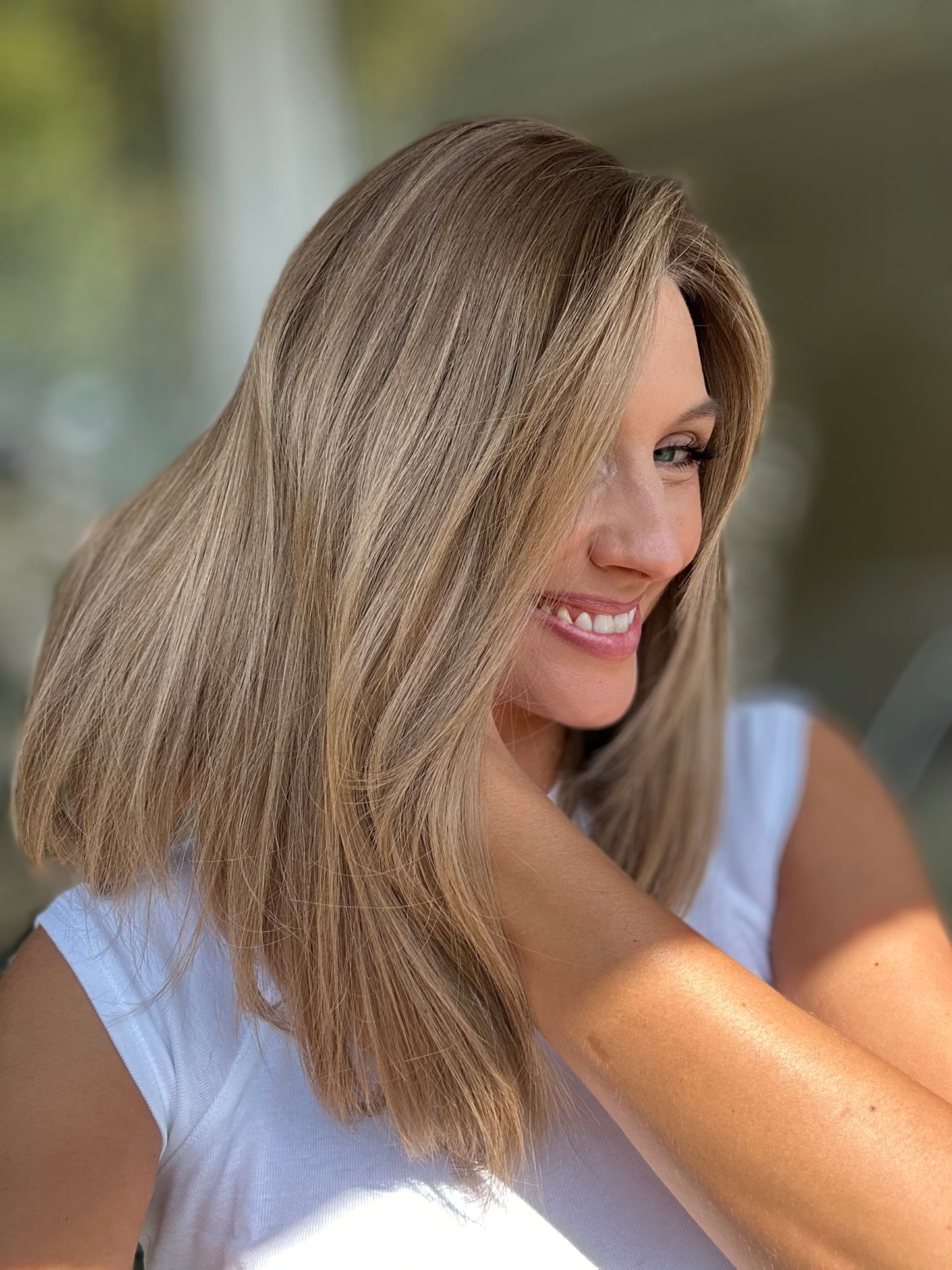 Bild zeigt attraktive Frau von der Seite, mit schulterlangem blondem Haar. Bild dient der Produktpräsentation eines Artikels in der Kategorie Topper/Perücken.