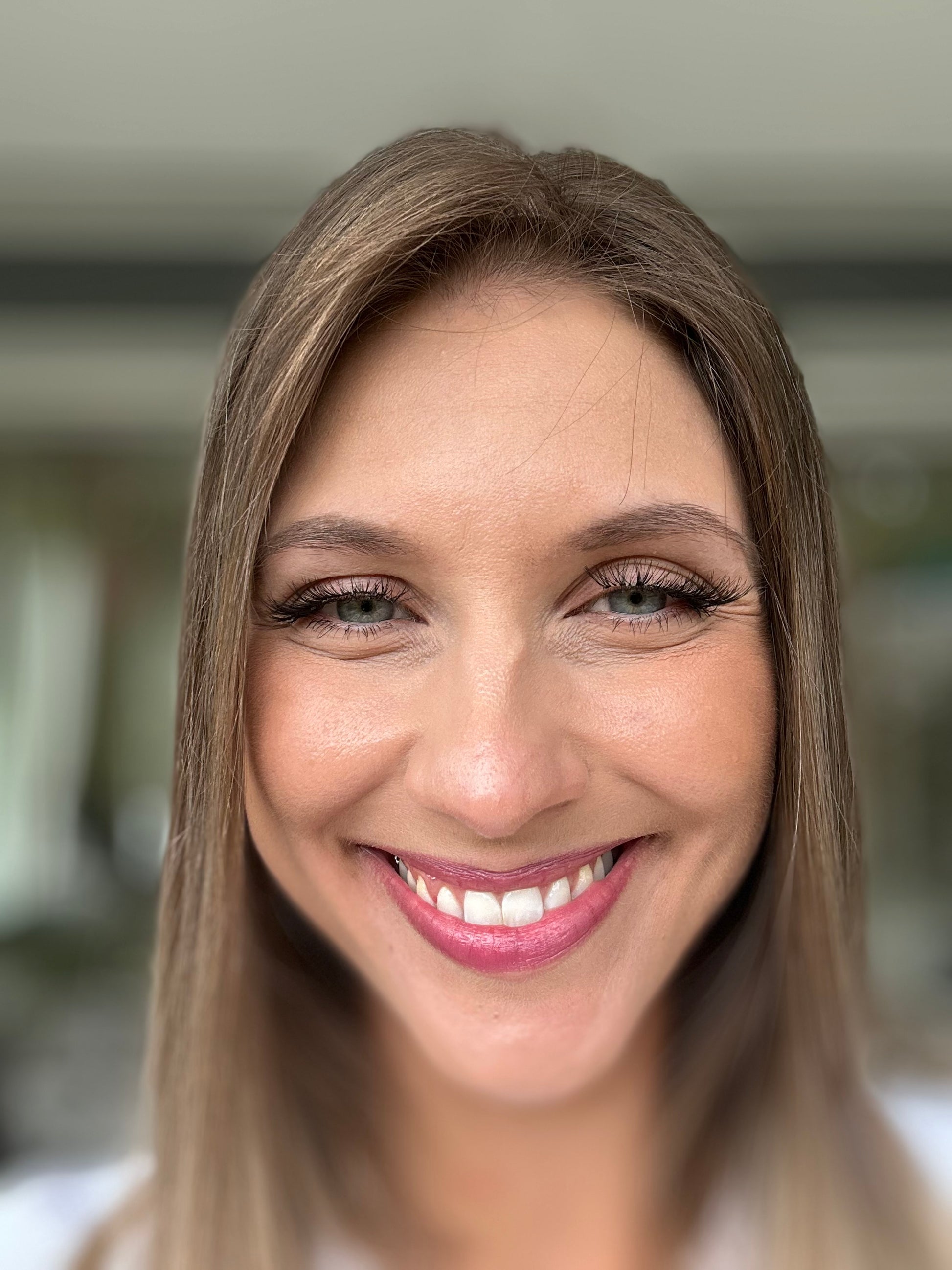 Bild zeigt attraktive Frau, mit schulterlangem blondem Haar. Bild dient der Produktpräsentation eines Artikels.