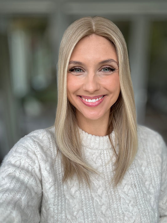 Bild zeigt attraktive Frau, mit schulterlangem blondem Haar. Bild dient der Produktpräsentation eines Artikels.