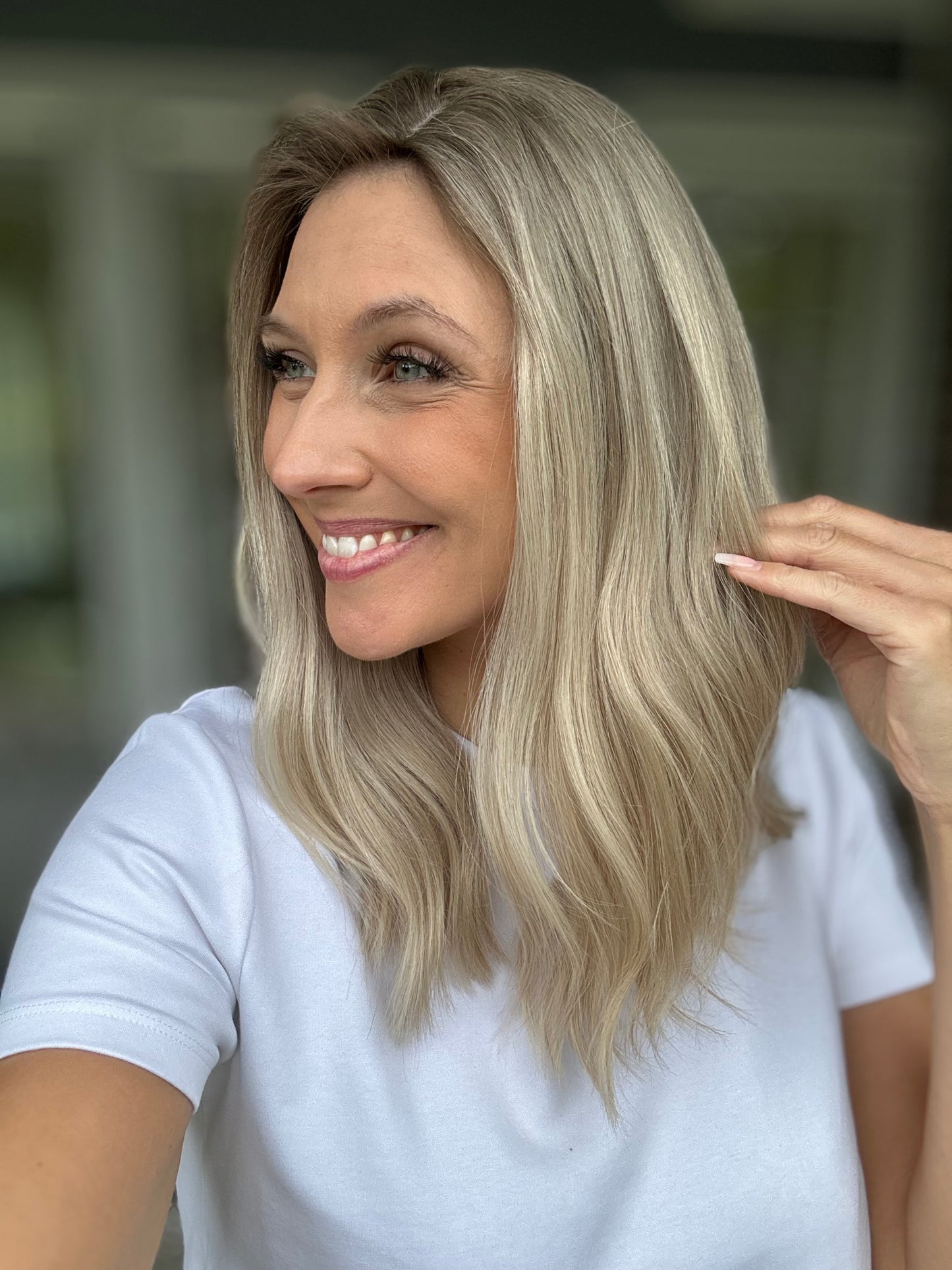 Bild zeigt attraktive Frau von der Seite, mit schulterlangem blondem Haar. Bild dient der Produktpräsentation eines Artikels in der Kategorie Topper/Perücken.