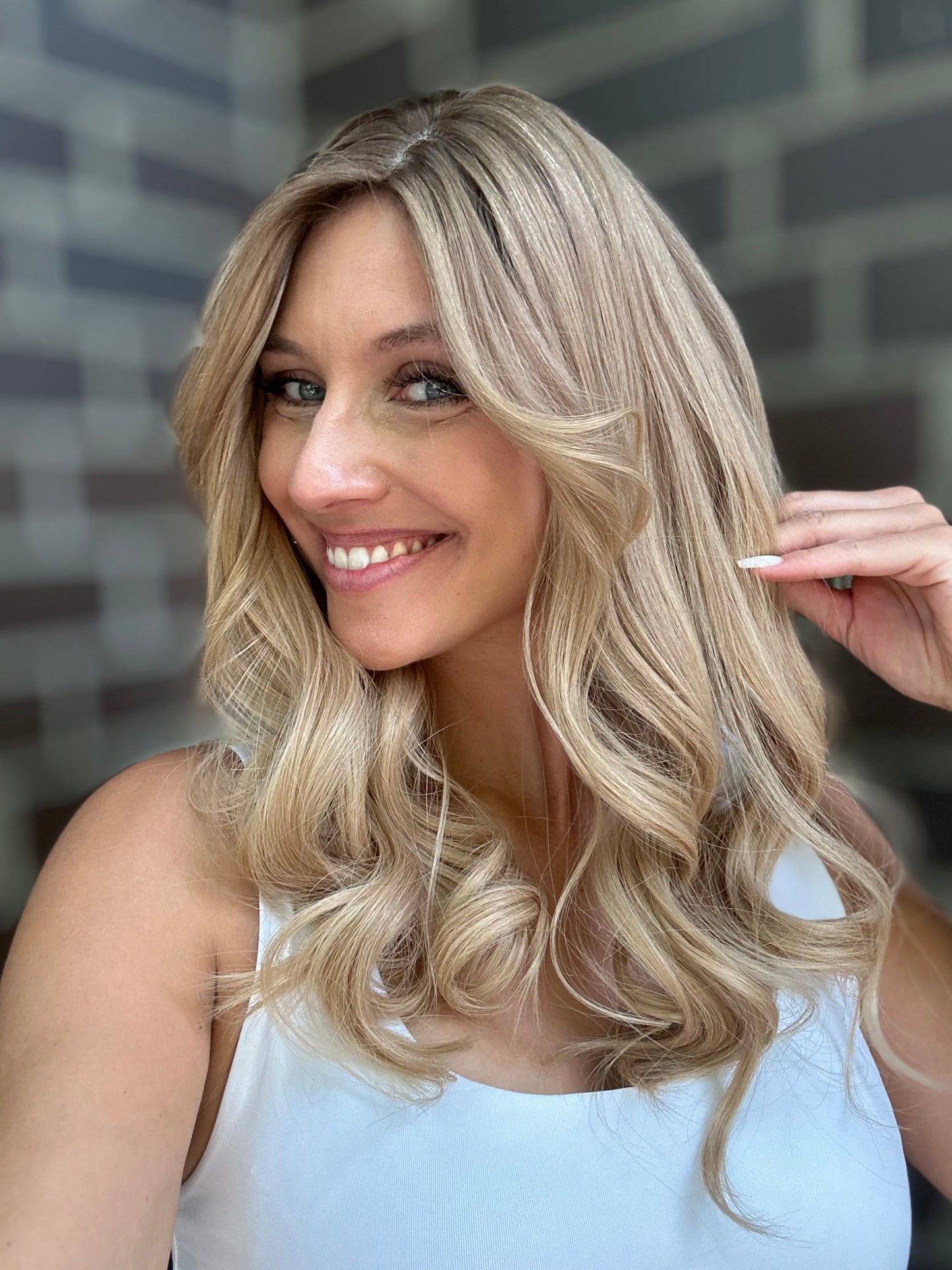 Bild zeigt attraktive Frau von der Seite, mit schulterlangem blondem Haar. Bild dient der Produktpräsentation eines Artikels in der Kategorie Topper/Perücken.