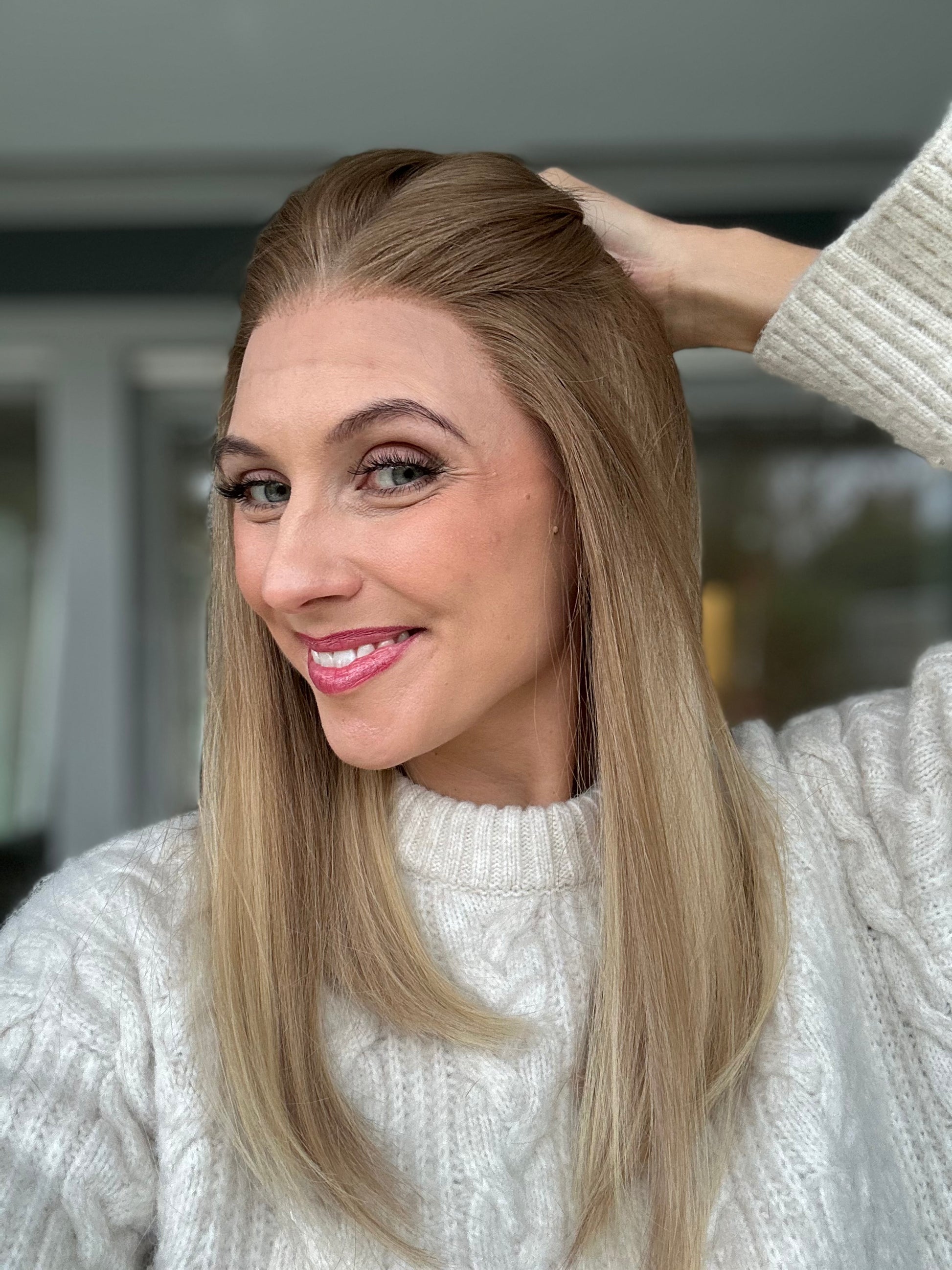 Bild zeigt attraktive Frau von der Seite, mit schulterlangem blondem Haar. Bild dient der Produktpräsentation eines Artikels in der Kategorie Topper/Perücken.