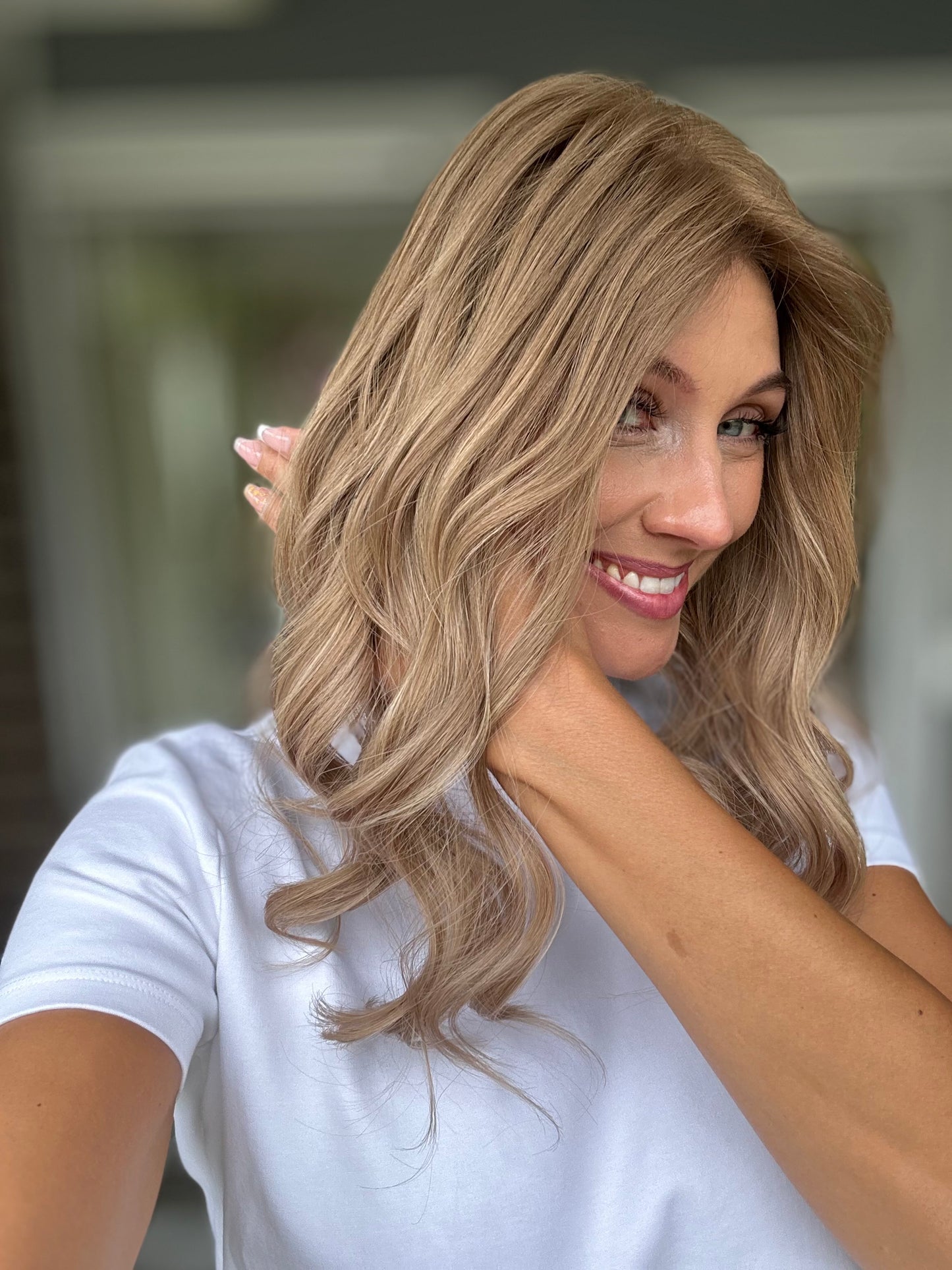Bild zeigt attraktive Frau von der Seite, mit schulterlangem blondem Haar. Bild dient der Produktpräsentation eines Artikels in der Kategorie Topper/Perücken.