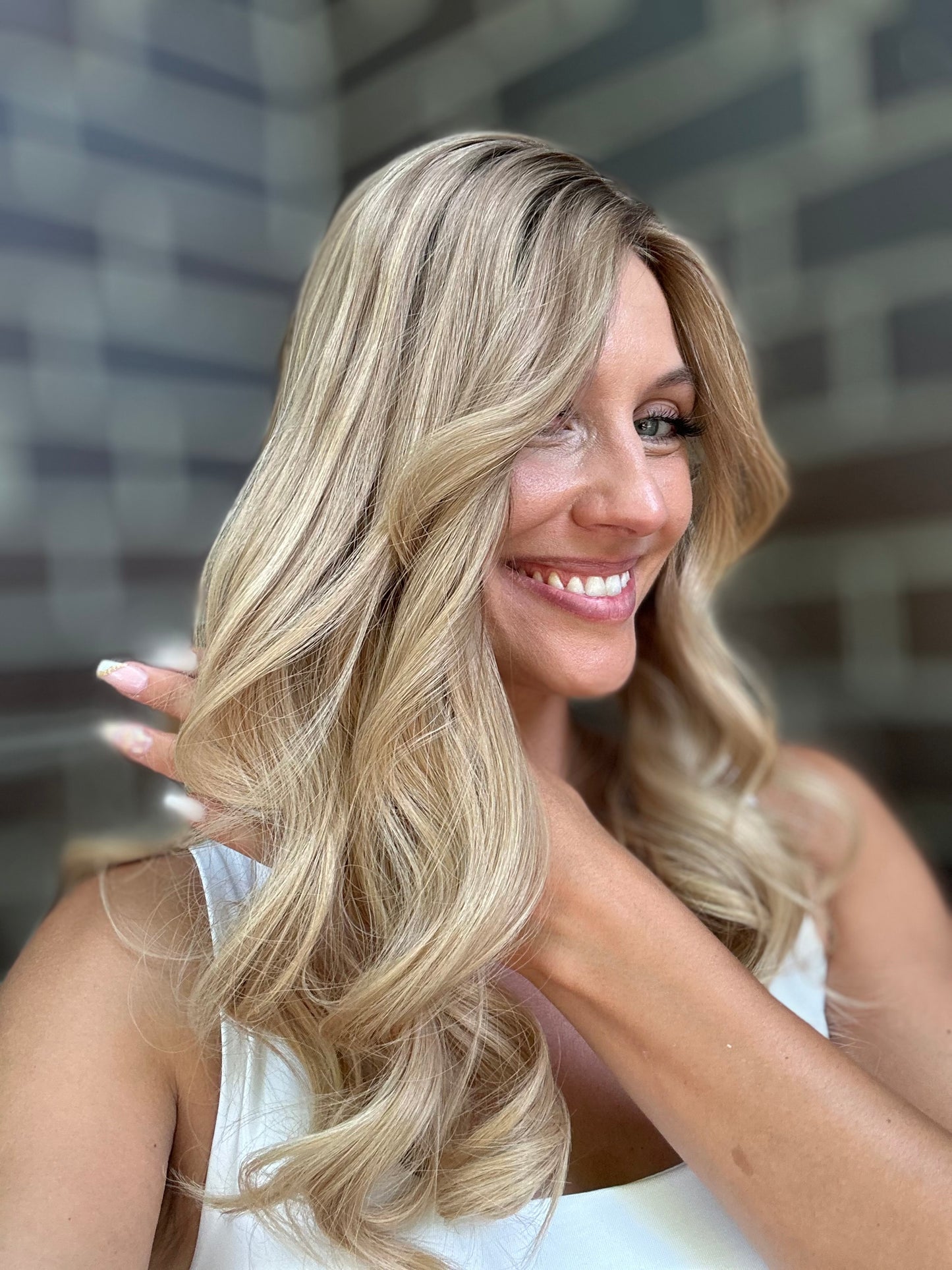 Bild zeigt attraktive Frau von der Seite, mit schulterlangem blondem Haar. Bild dient der Produktpräsentation eines Artikels in der Kategorie Topper/Perücken.