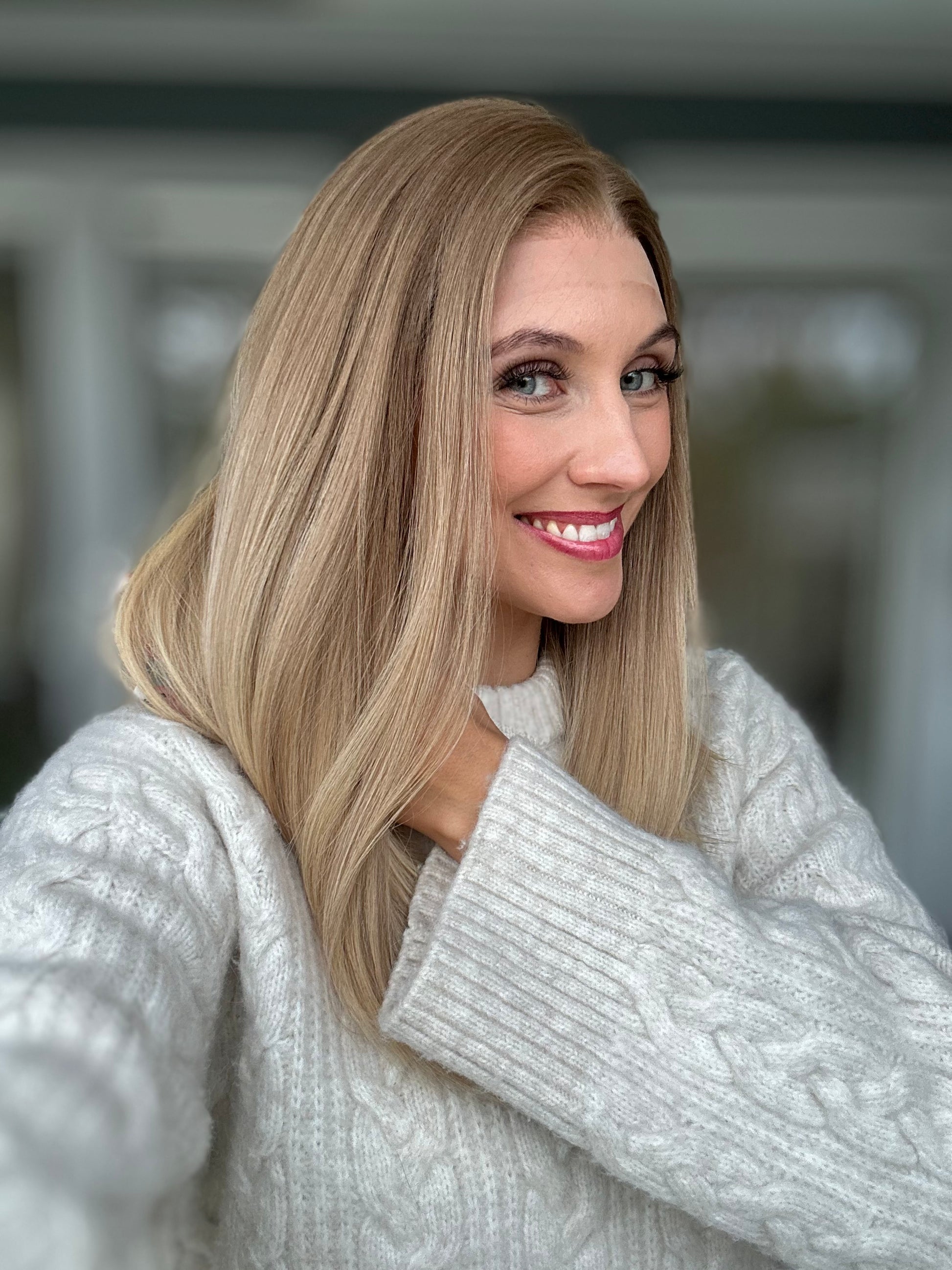 Bild zeigt attraktive Frau von der Seite, mit schulterlangem blondem Haar. Bild dient der Produktpräsentation eines Artikels in der Kategorie Topper/Perücken.