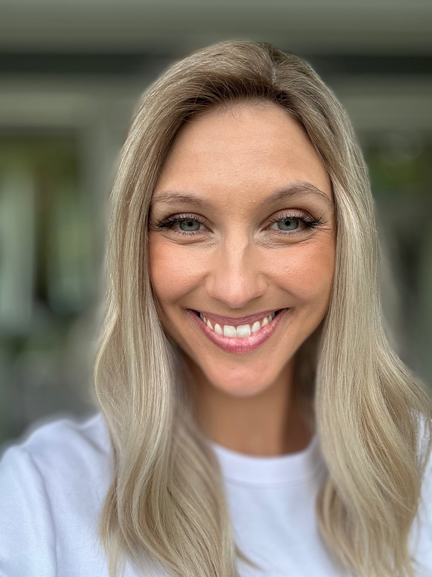 Bild zeigt attraktive Frau, mit schulterlangem blondem Haar. Bild dient der Produktpräsentation eines Artikels.
