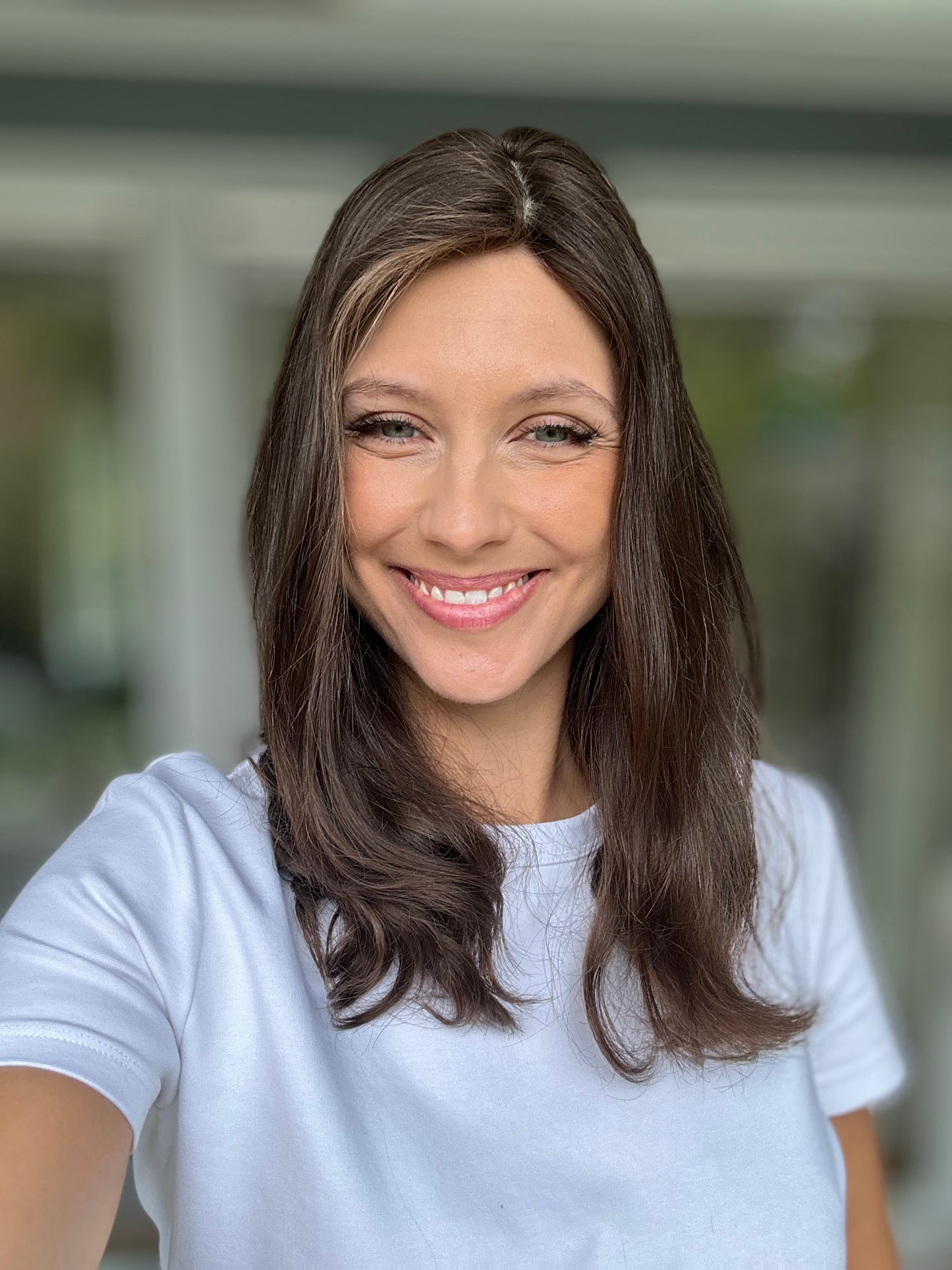 Bild zeigt attraktive Frau, mit schulterlangem braunem Haar. Bild dient der Produktpräsentation eines Artikels in der Kategorie Topper/Perücken.