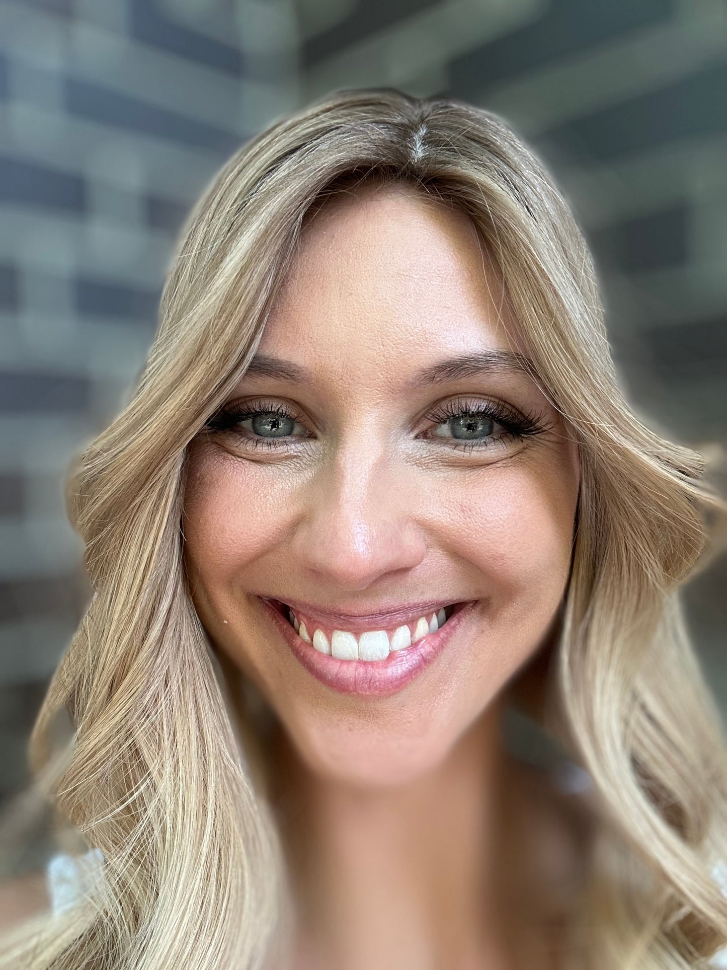Bild zeigt attraktive Frau, mit schulterlangem blondem Haar. Bild dient der Produktpräsentation eines Artikels.