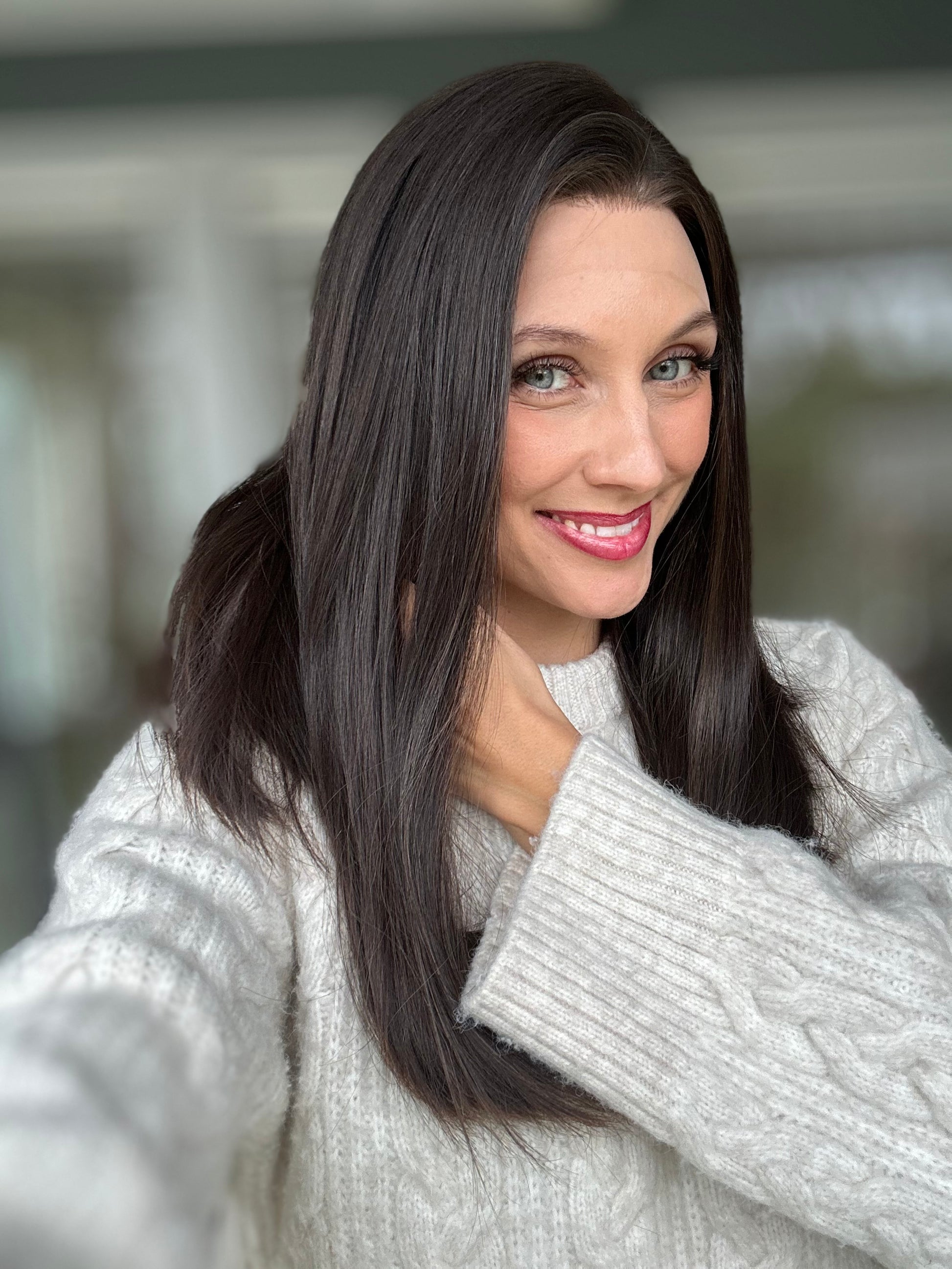 Bild zeigt attraktive Frau von der Seite, mit schulterlangem blondem Haar. Bild dient der Produktpräsentation eines Artikels in der Kategorie Topper/Perücken.