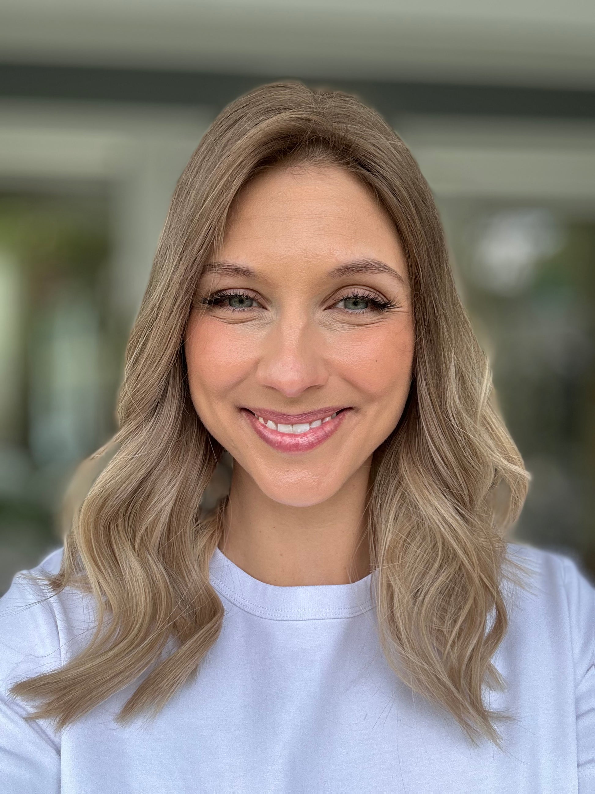 Bild zeigt attraktive Frau, mit schulterlangem blondem Haar. Bild dient der Produktpräsentation eines Artikels.