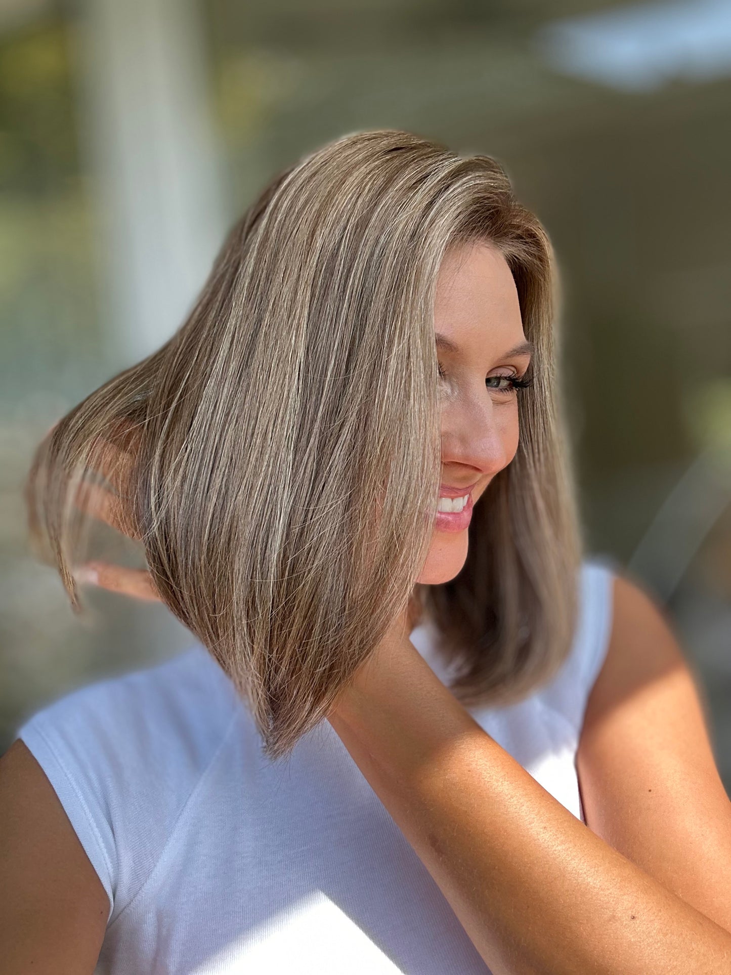 Bild zeigt attraktive Frau von der Seite, mit schulterlangem blondem Haar. Bild dient der Produktpräsentation eines Artikels in der Kategorie Topper/Perücken.