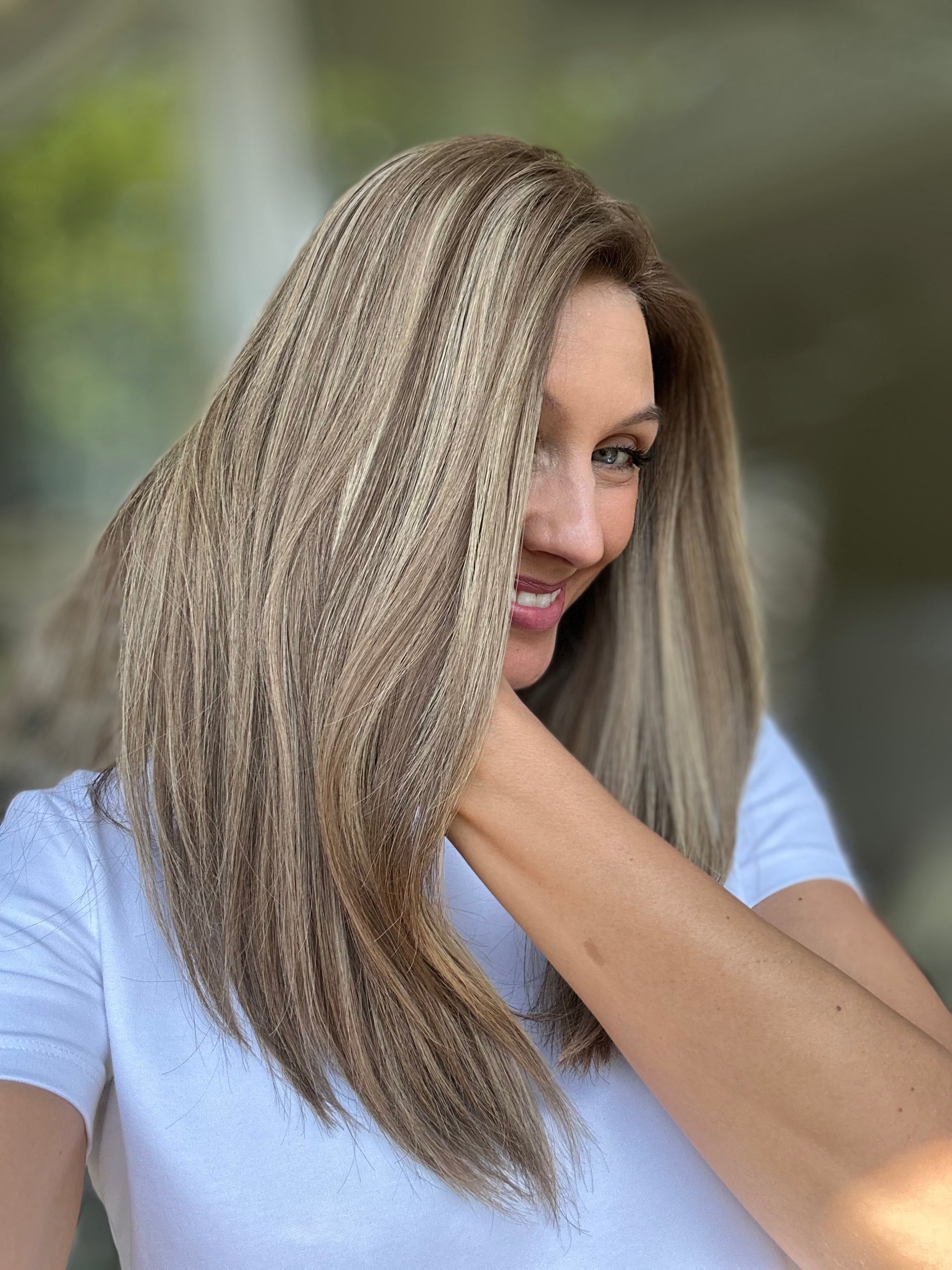 Bild zeigt attraktive Frau von der Seite, mit schulterlangem braunem Haar. Bild dient der Produktpräsentation eines Artikels in der Kategorie Topper/Perücken.