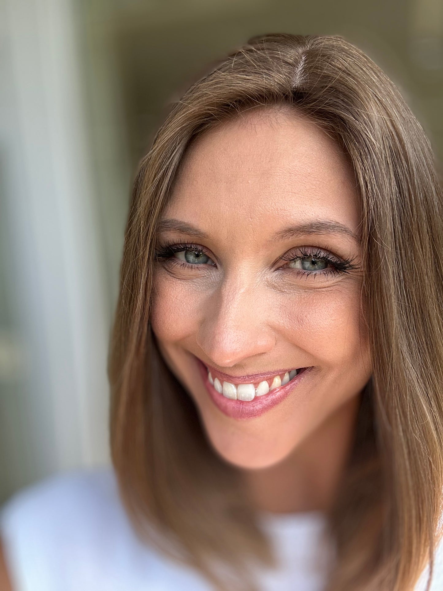 Bild zeigt attraktive Frau von der Seite, mit schulterlangem braunem Haar. Bild dient der Produktpräsentation eines Artikels in der Kategorie Topper/Perücken.