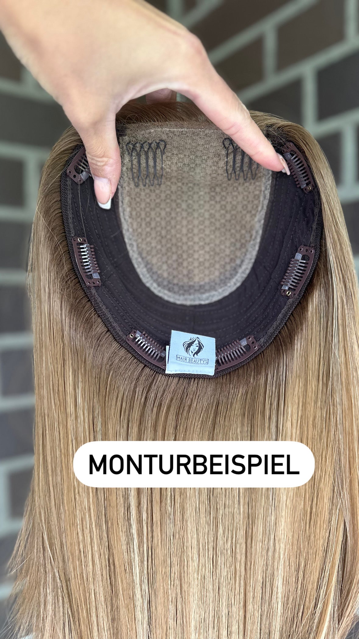 blondes Echthaarteil wird frontal im Video gezeigt. Video dient der Produktpräsentation eines Artikels in der Kategorie Topper/Perücken.