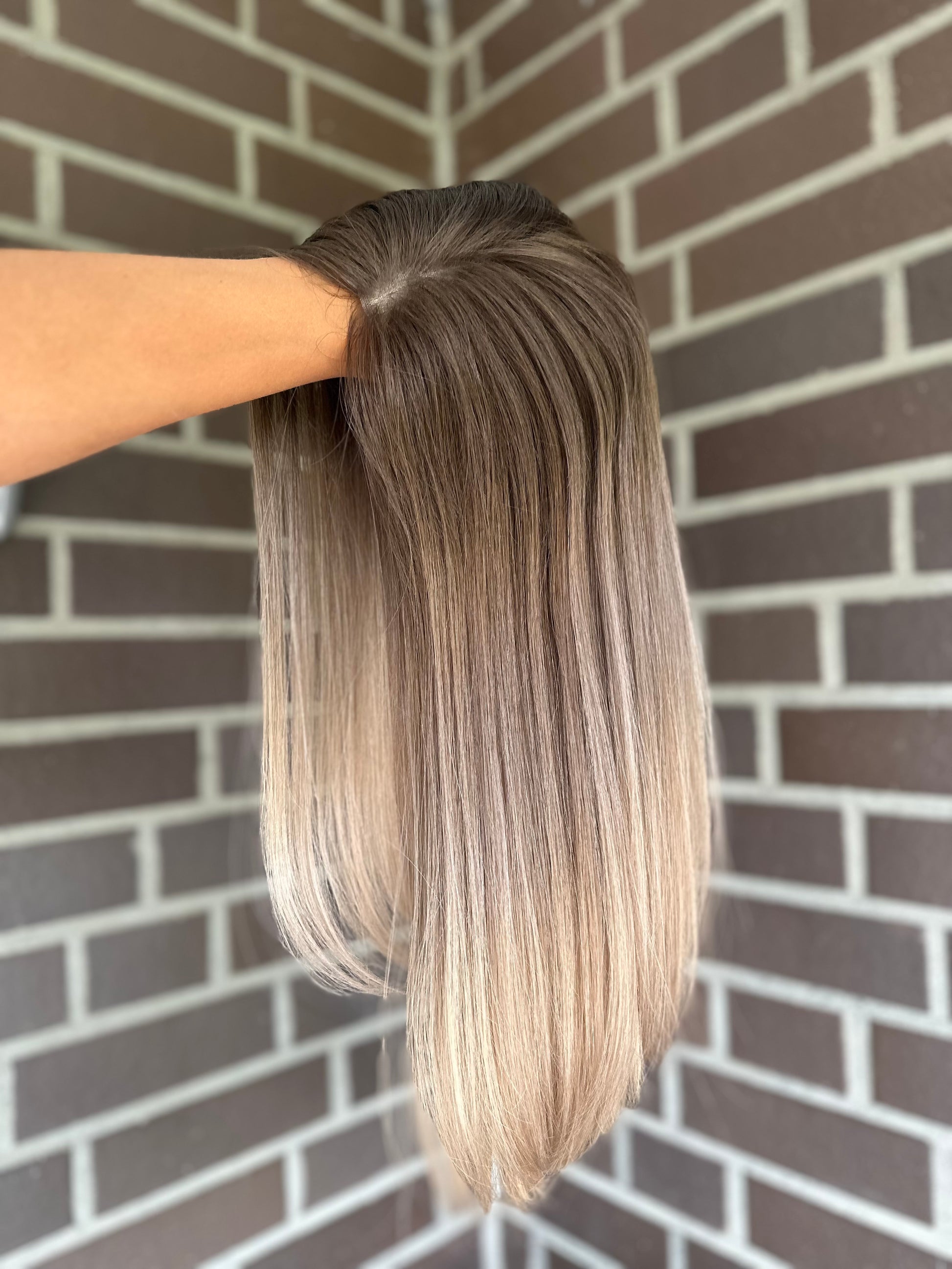 blondes Echthaarteil wird seitlich im Video gezeigt. Video dient der Produktpräsentation eines Artikels in der Kategorie Topper/Perücken.