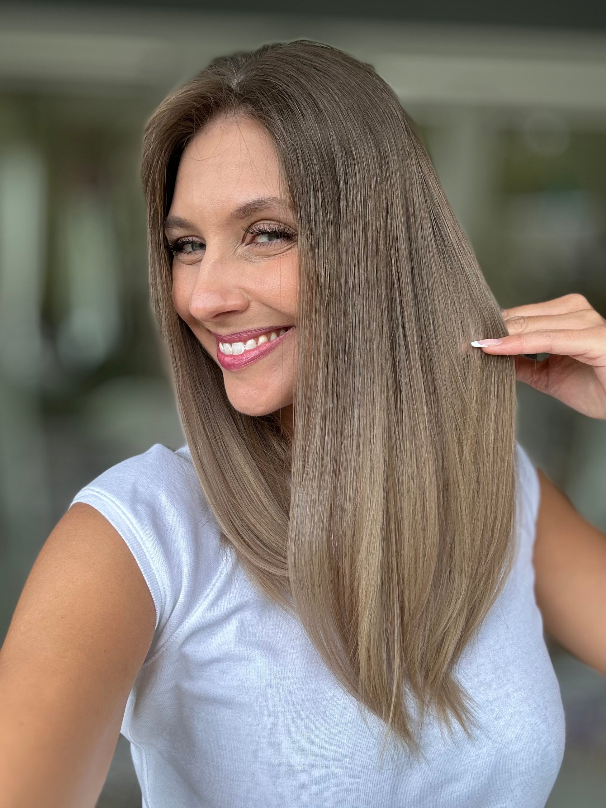 Bild zeigt attraktive Frau von der Seite, mit schulterlangem blondem Haar. Bild dient der Produktpräsentation eines Artikels in der Kategorie Topper/Perücken.