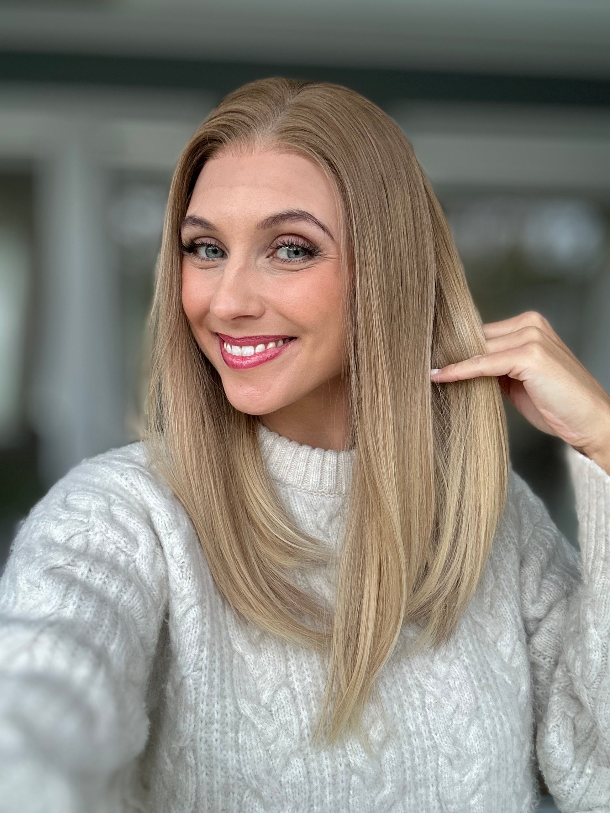 Bild zeigt attraktive Frau von der Seite, mit schulterlangem blondem Haar. Bild dient der Produktpräsentation eines Artikels in der Kategorie Topper/Perücken.