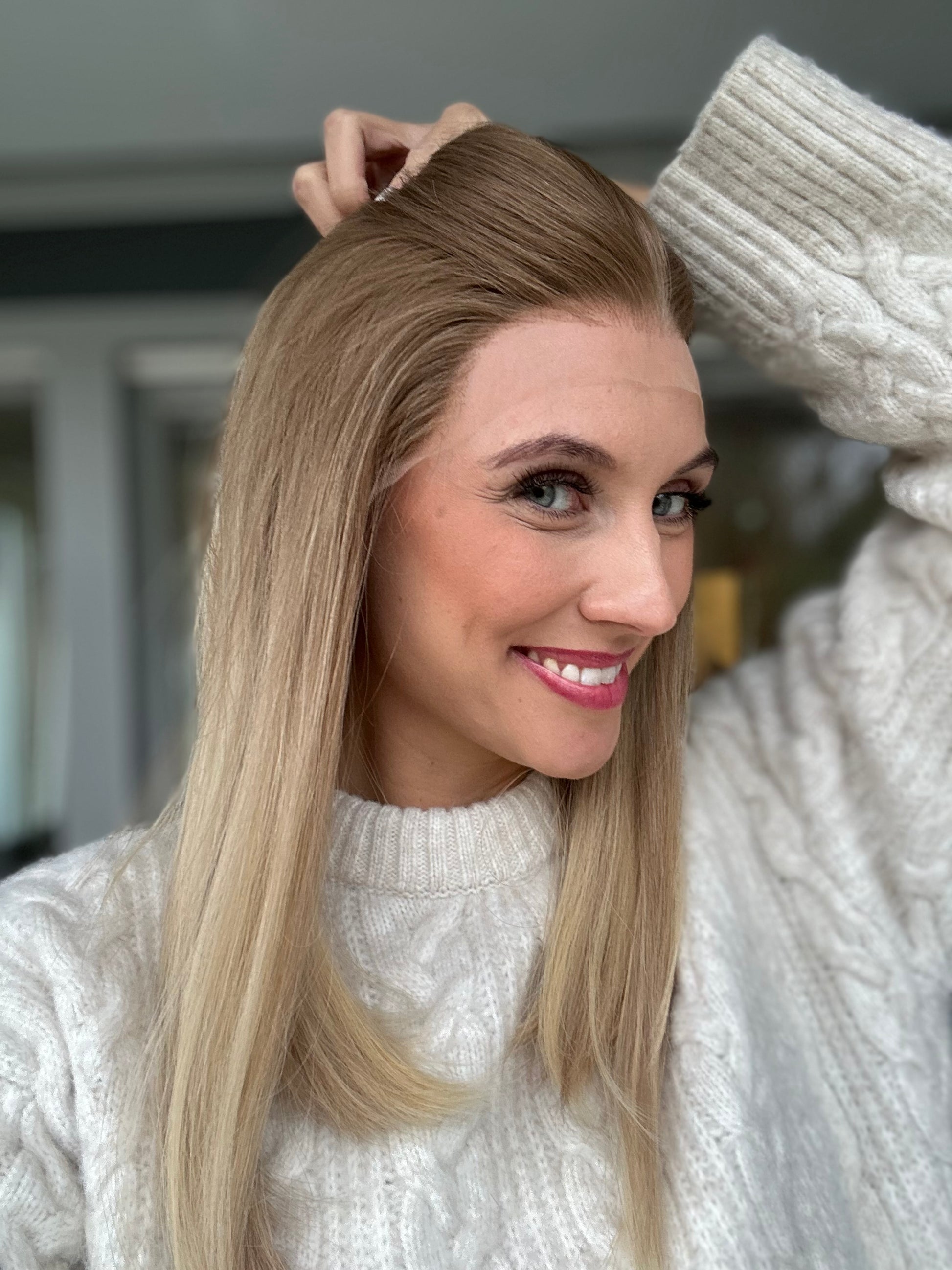 Bild zeigt attraktive Frau von der Seite, mit schulterlangem blondem Haar. Bild dient der Produktpräsentation eines Artikels in der Kategorie Topper/Perücken.