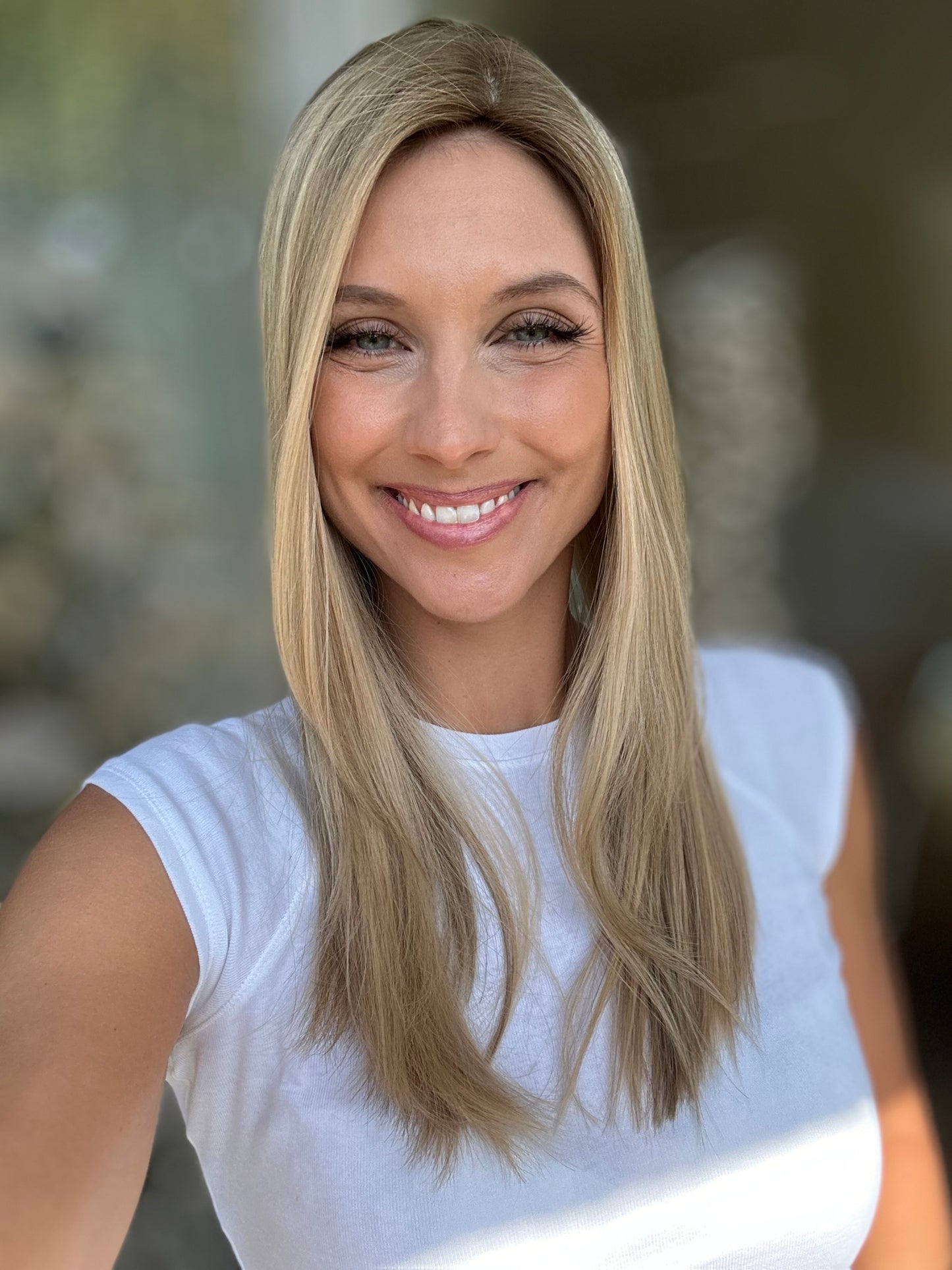Bild zeigt attraktive Frau, mit schulterlangem blondem Haar. Bild dient der Produktpräsentation eines Artikels.