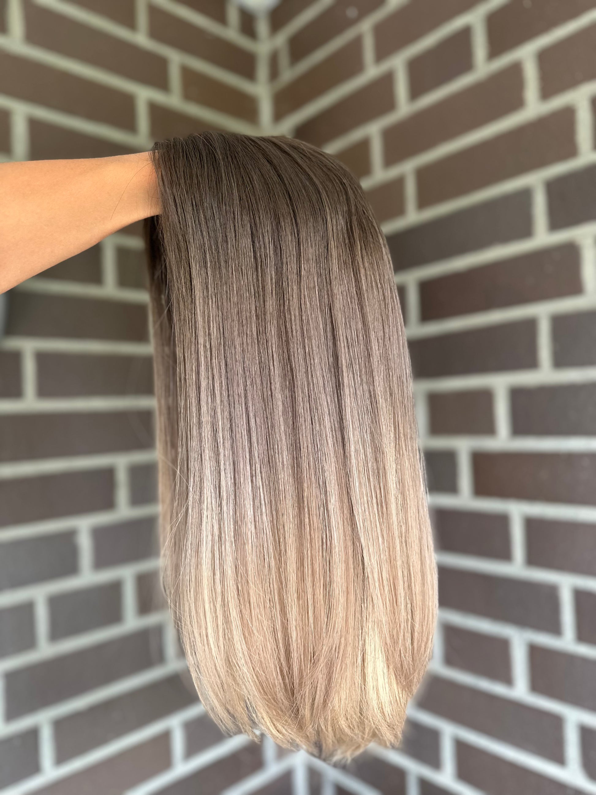 blondes Echthaarteil wird seitlich im Video gezeigt. Video dient der Produktpräsentation eines Artikels in der Kategorie Topper/Perücken.