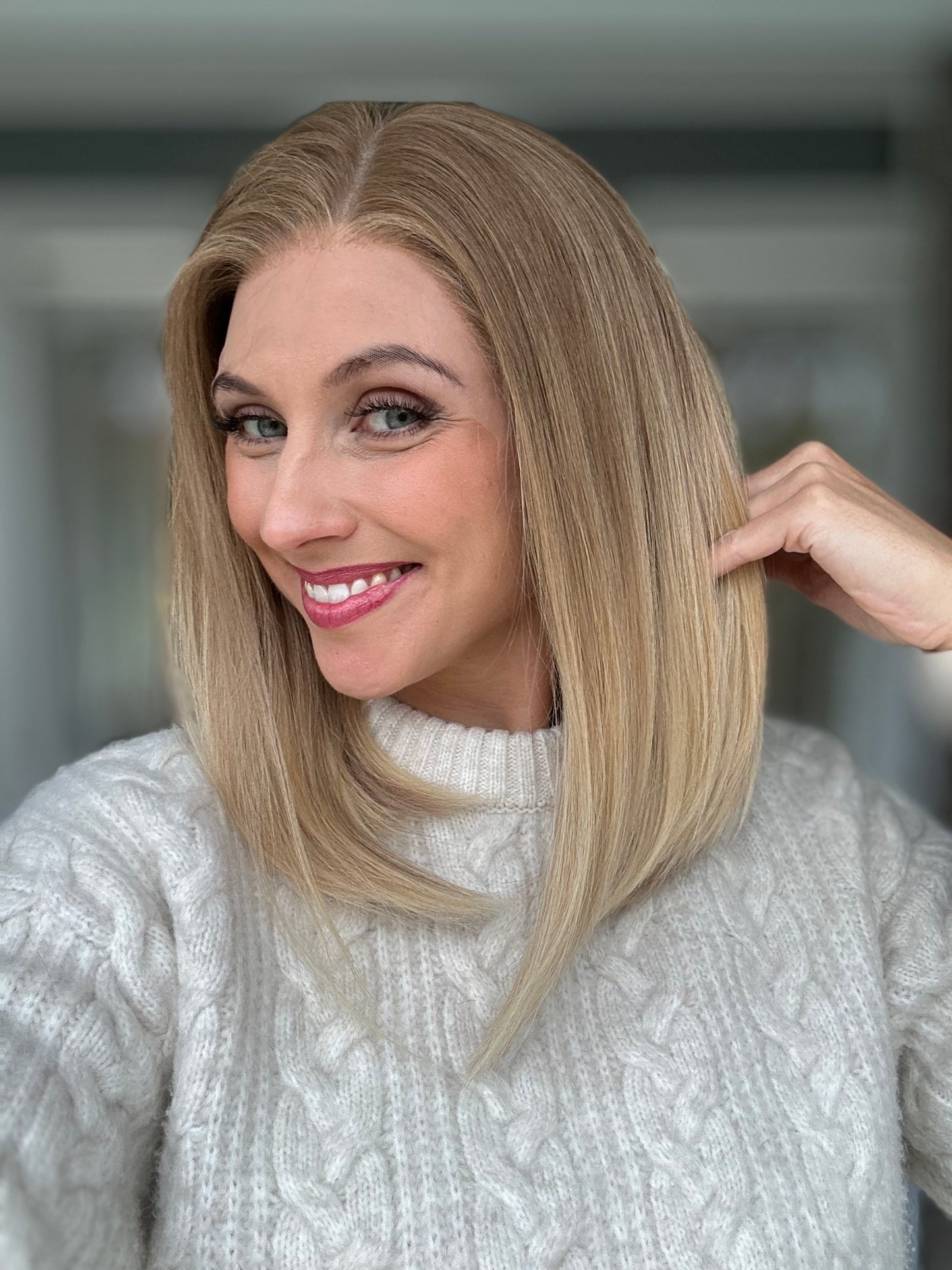 Bild zeigt attraktive Frau von der Seite, mit schulterlangem blondem Haar. Bild dient der Produktpräsentation eines Artikels in der Kategorie Topper/Perücken.