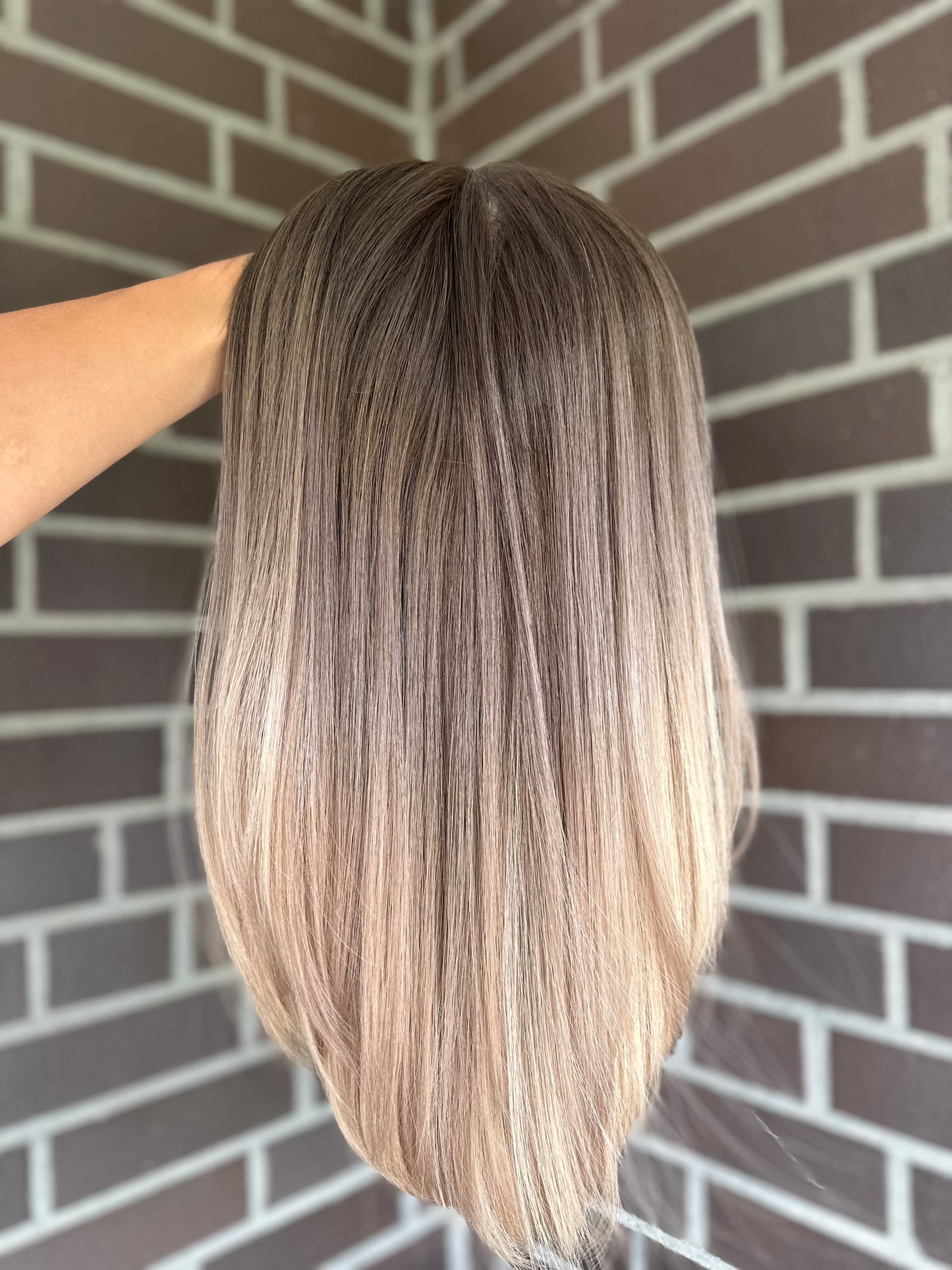 blondes Echthaarteil wird frontal im Video gezeigt. Video dient der Produktpräsentation eines Artikels in der Kategorie Topper/Perücken.