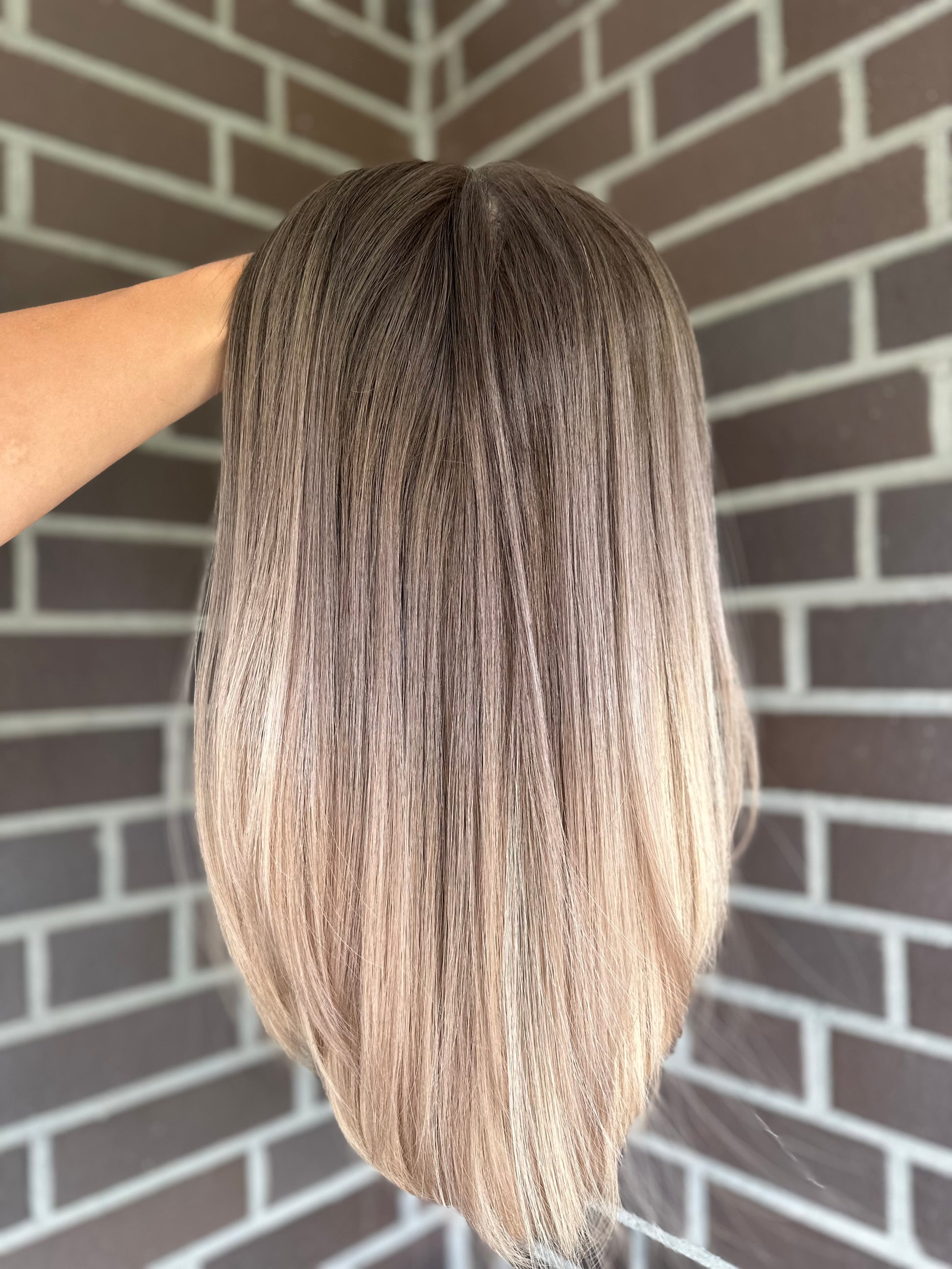 blondes Echthaarteil wird frontal im Video gezeigt. Video dient der Produktpräsentation eines Artikels in der Kategorie Topper/Perücken.