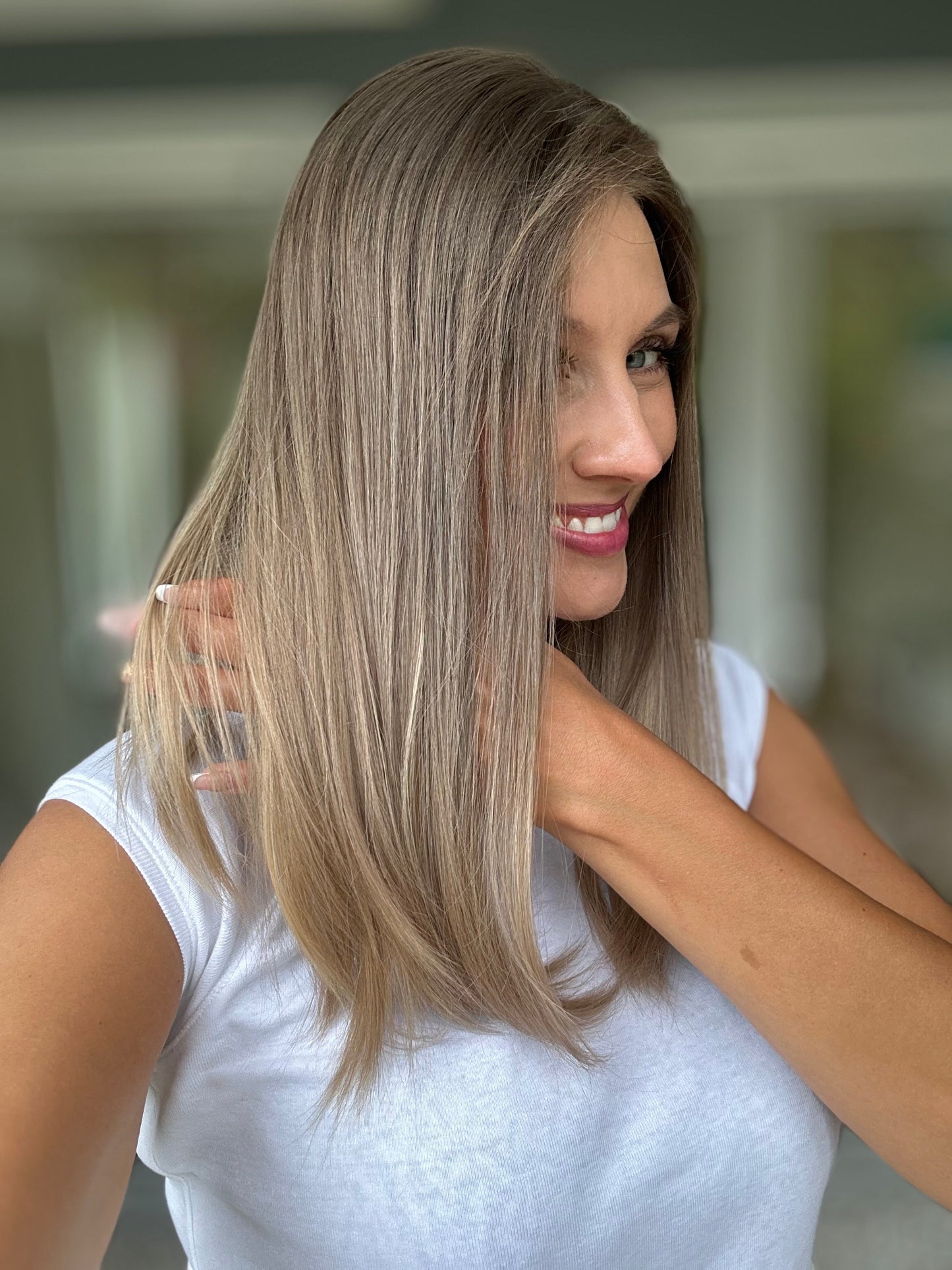 Bild zeigt attraktive Frau von der Seite, mit schulterlangem blondem Haar. Bild dient der Produktpräsentation eines Artikels in der Kategorie Topper/Perücken.