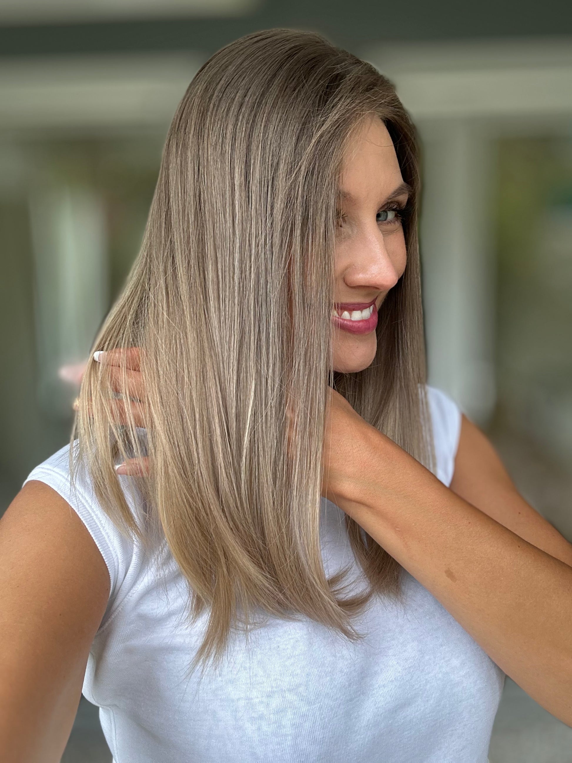 Bild zeigt attraktive Frau von der Seite, mit schulterlangem blondem Haar. Bild dient der Produktpräsentation eines Artikels in der Kategorie Topper/Perücken.