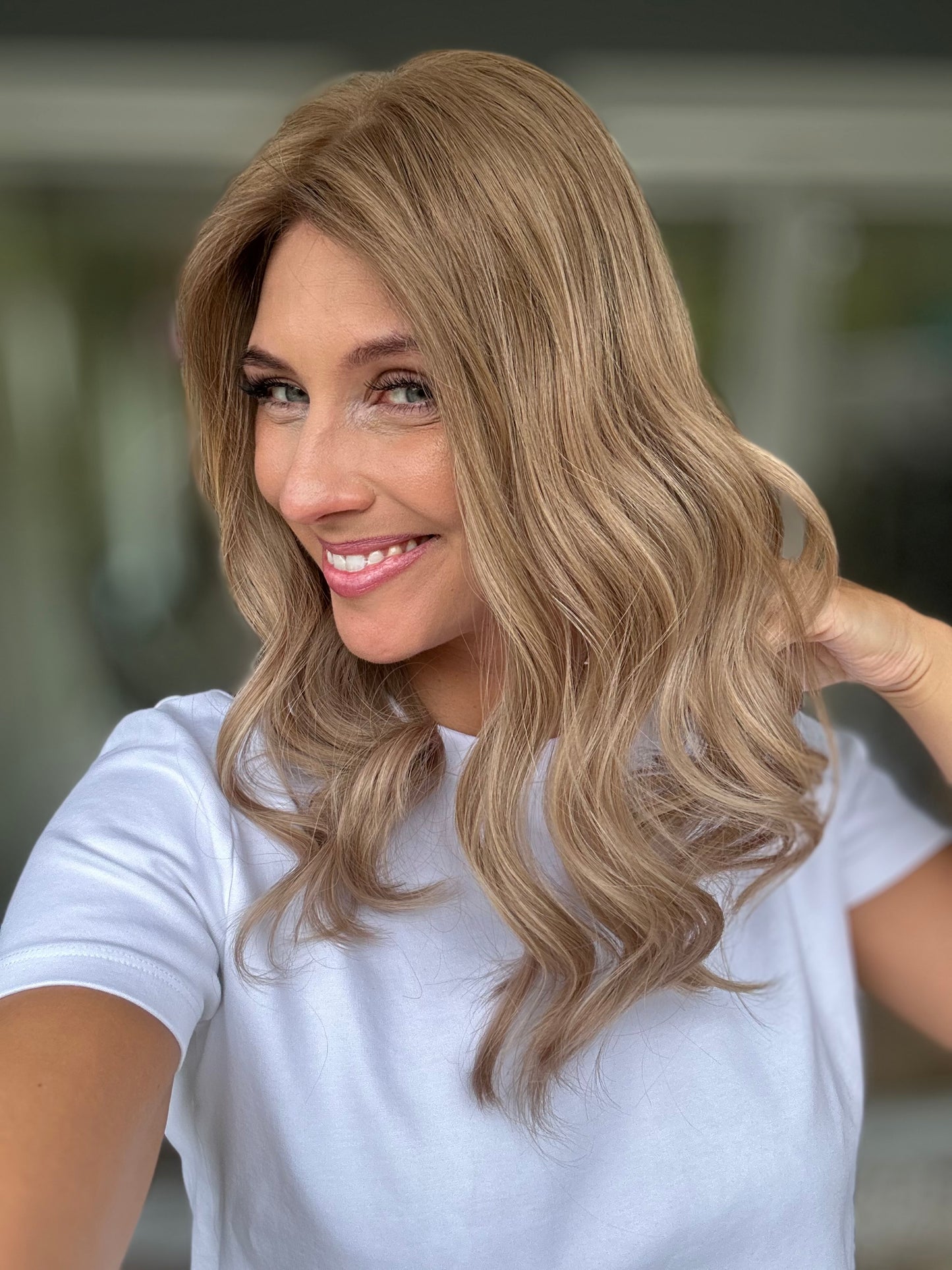 Bild zeigt attraktive Frau von der Seite, mit schulterlangem blondem Haar. Bild dient der Produktpräsentation eines Artikels in der Kategorie Topper/Perücken.