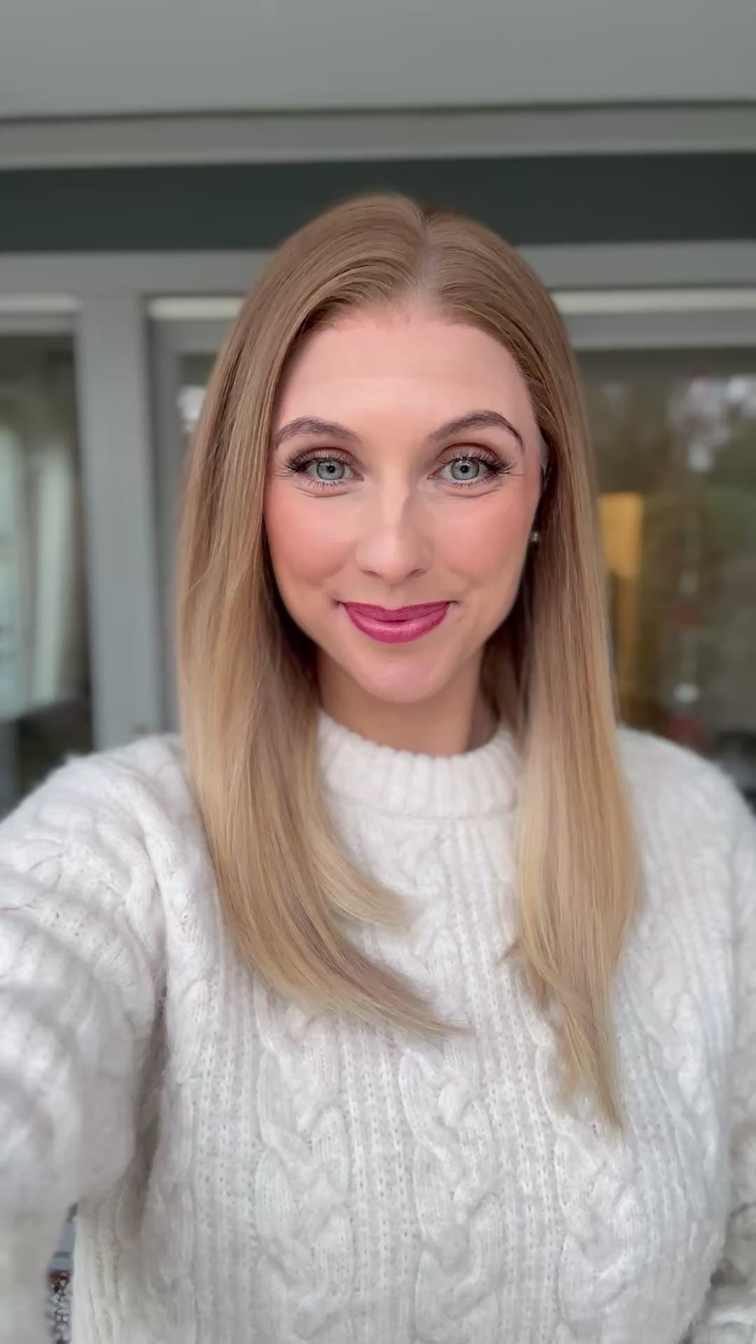 Video zeigt attraktive Frau mit schulterlangem blondem Haar. Video dient der Produktpräsentation eines Artikels in der Kategorie Topper