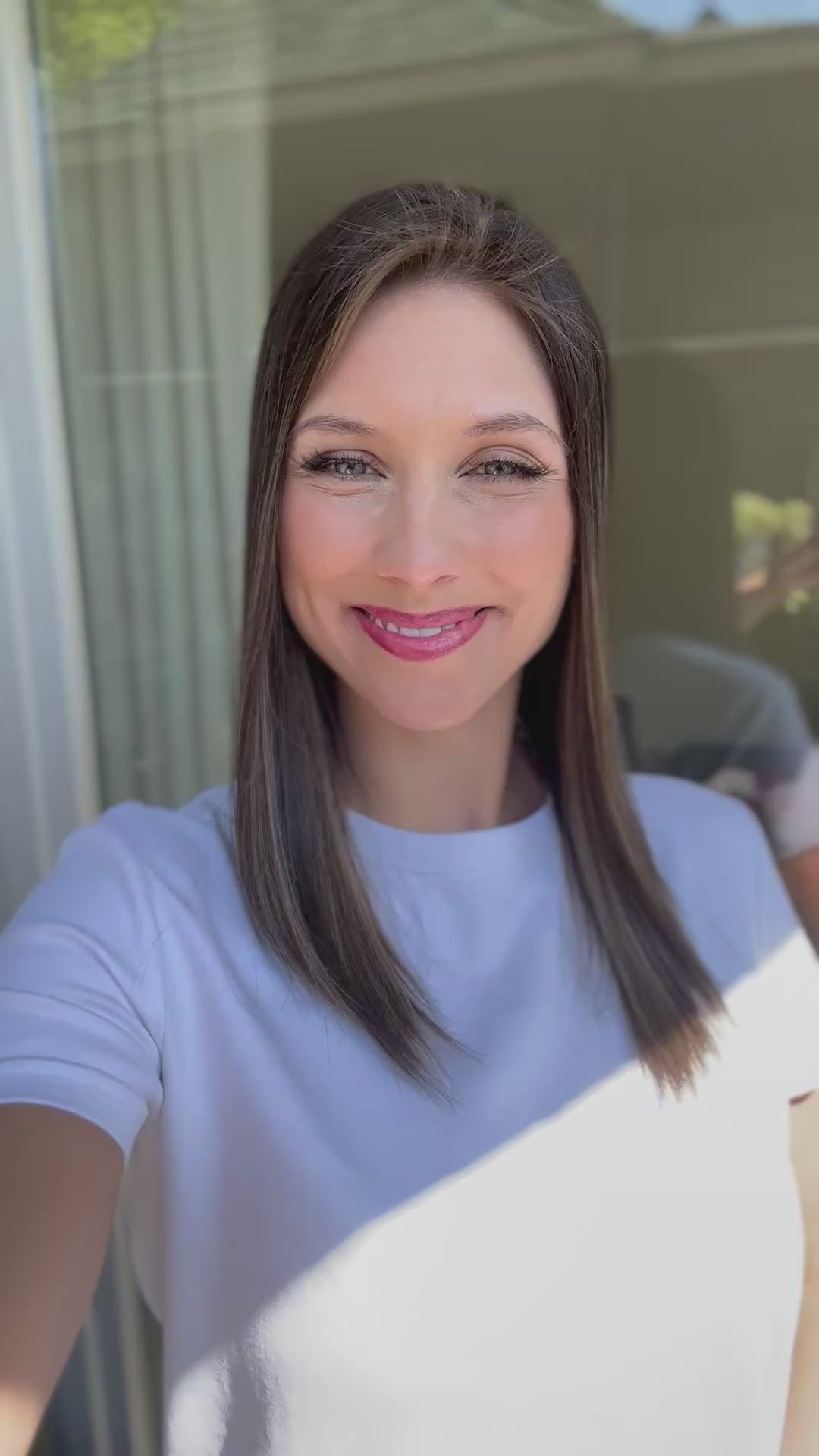 Video zeigt attraktive Frau mit schulterlangem braunem Haar. Video dient der Produktpräsentation eines Artikels in der Kategorie Topper/Perücken.