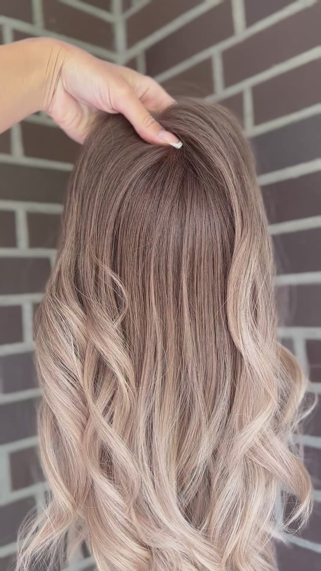 blondes Echthaarteil wird frontal im Video gezeigt. Video dient der Produktpräsentation eines Artikels in der Kategorie Topper/Perücken.