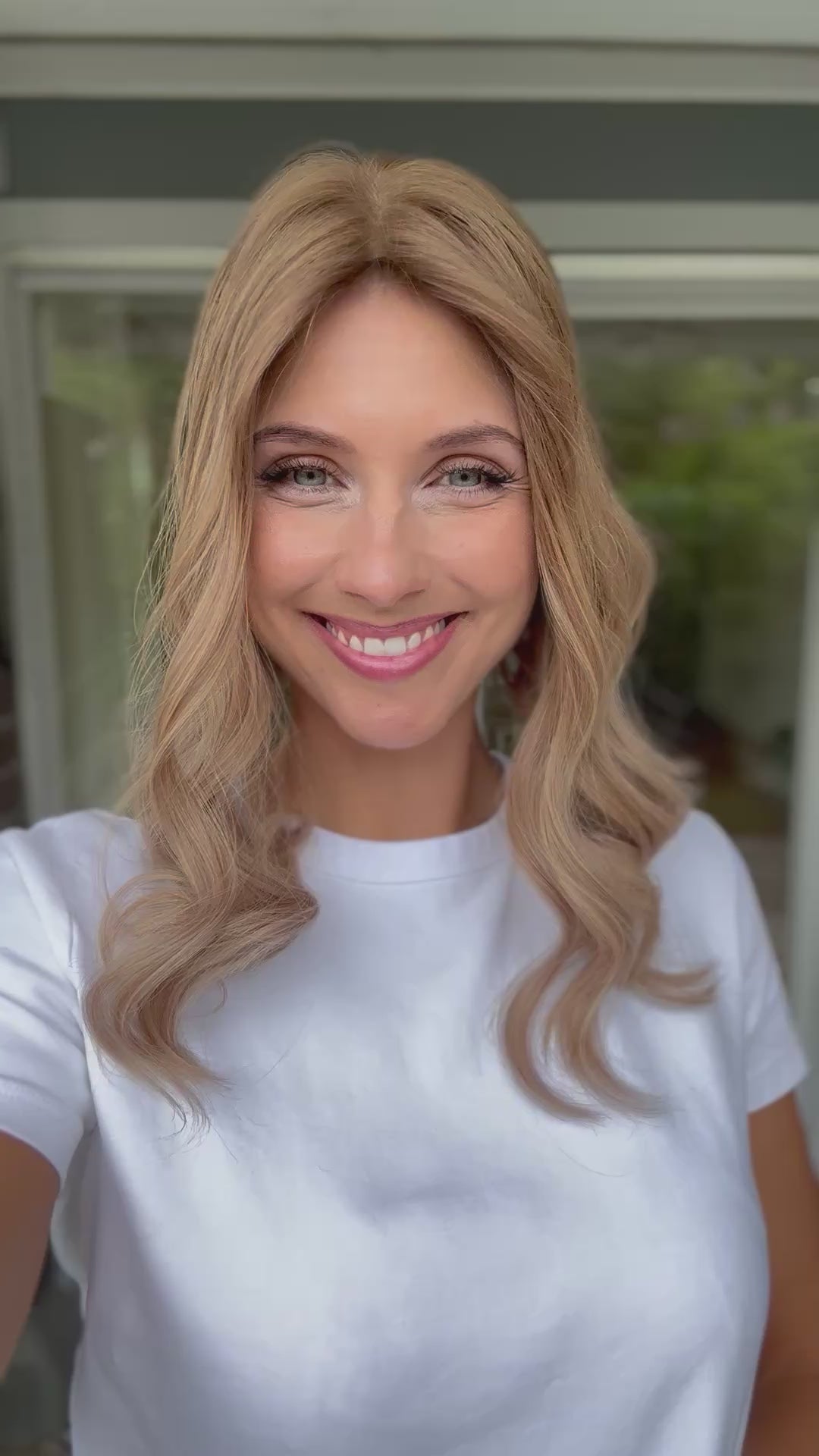 Video zeigt attraktive Frau mit schulterlangem braunem Haar. Video dient der Produktpräsentation eines Artikels in der Kategorie Topper/Perücken.