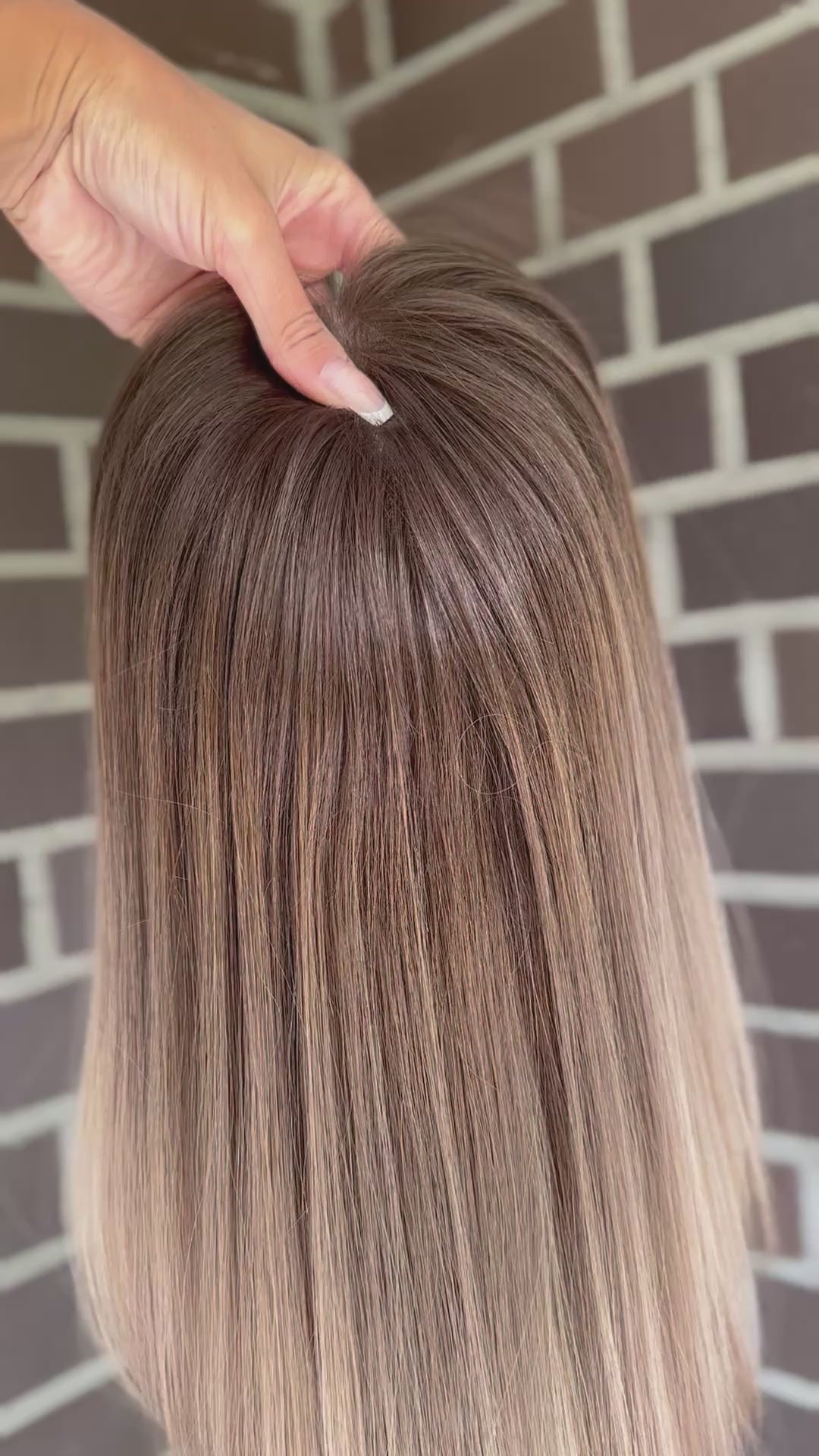 blondes Echthaarteil wird frontal im Video gezeigt. Video dient der Produktpräsentation eines Artikels in der Kategorie Topper/Perücken.