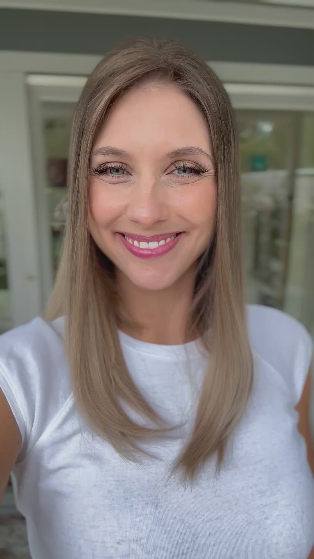 Video zeigt attraktive Frau mit schulterlangem blondem Haar. Video dient der Produktpräsentation eines Artikels in der Kategorie Topper