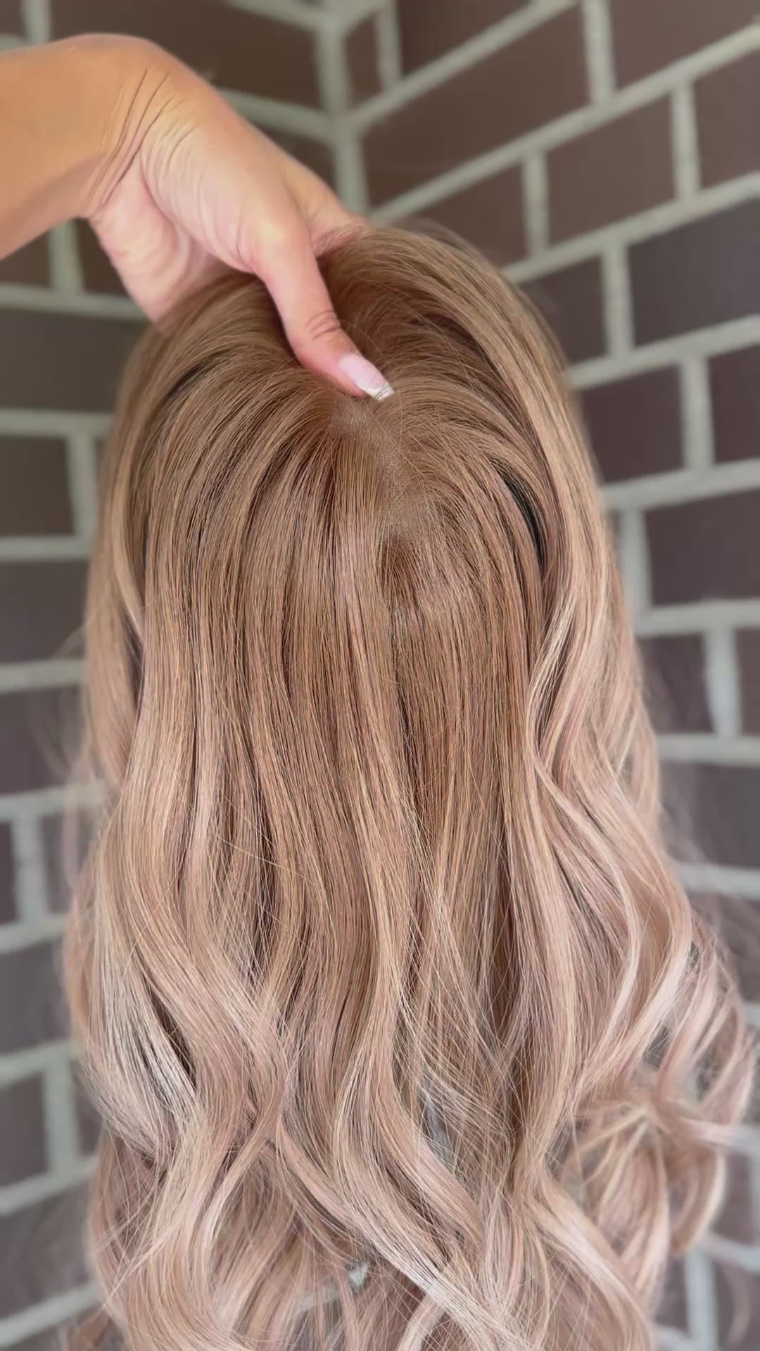 blondes Echthaarteil wird frontal im Video gezeigt. Video dient der Produktpräsentation eines Artikels in der Kategorie Topper/Perücken.