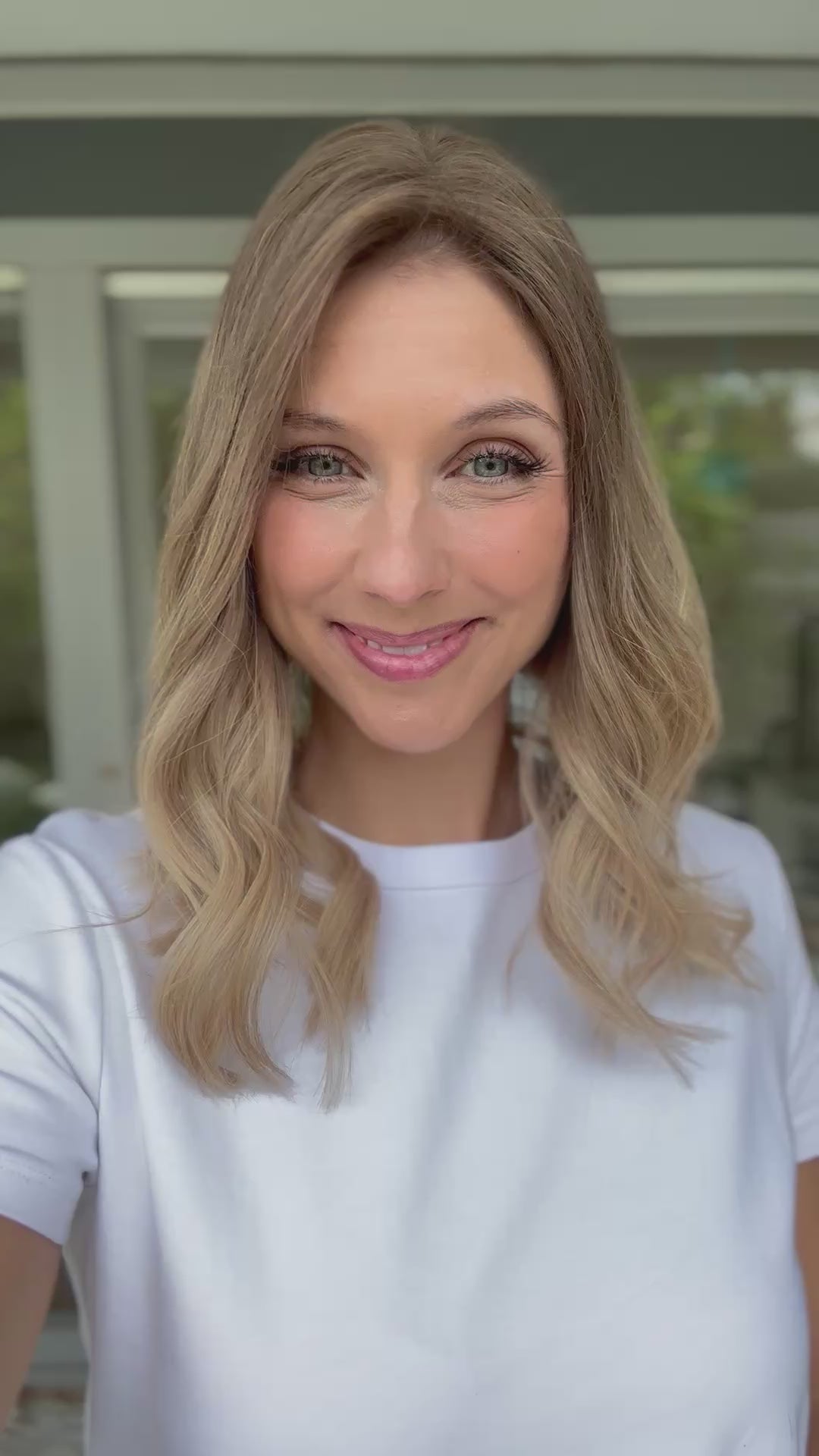 Video zeigt attraktive Frau mit schulterlangem blondem Haar. Video dient der Produktpräsentation eines Artikels in der Kategorie Topper