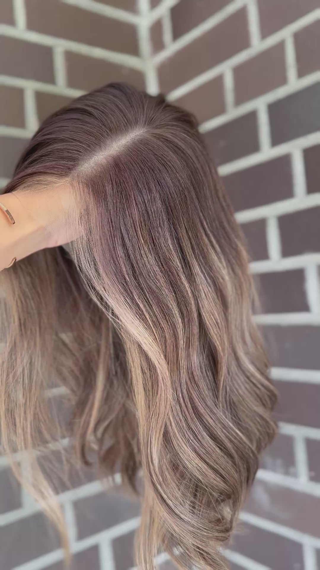 blondes Echthaarteil wird seitlich im Video gezeigt. Video dient der Produktpräsentation eines Artikels in der Kategorie Topper/Perücken.