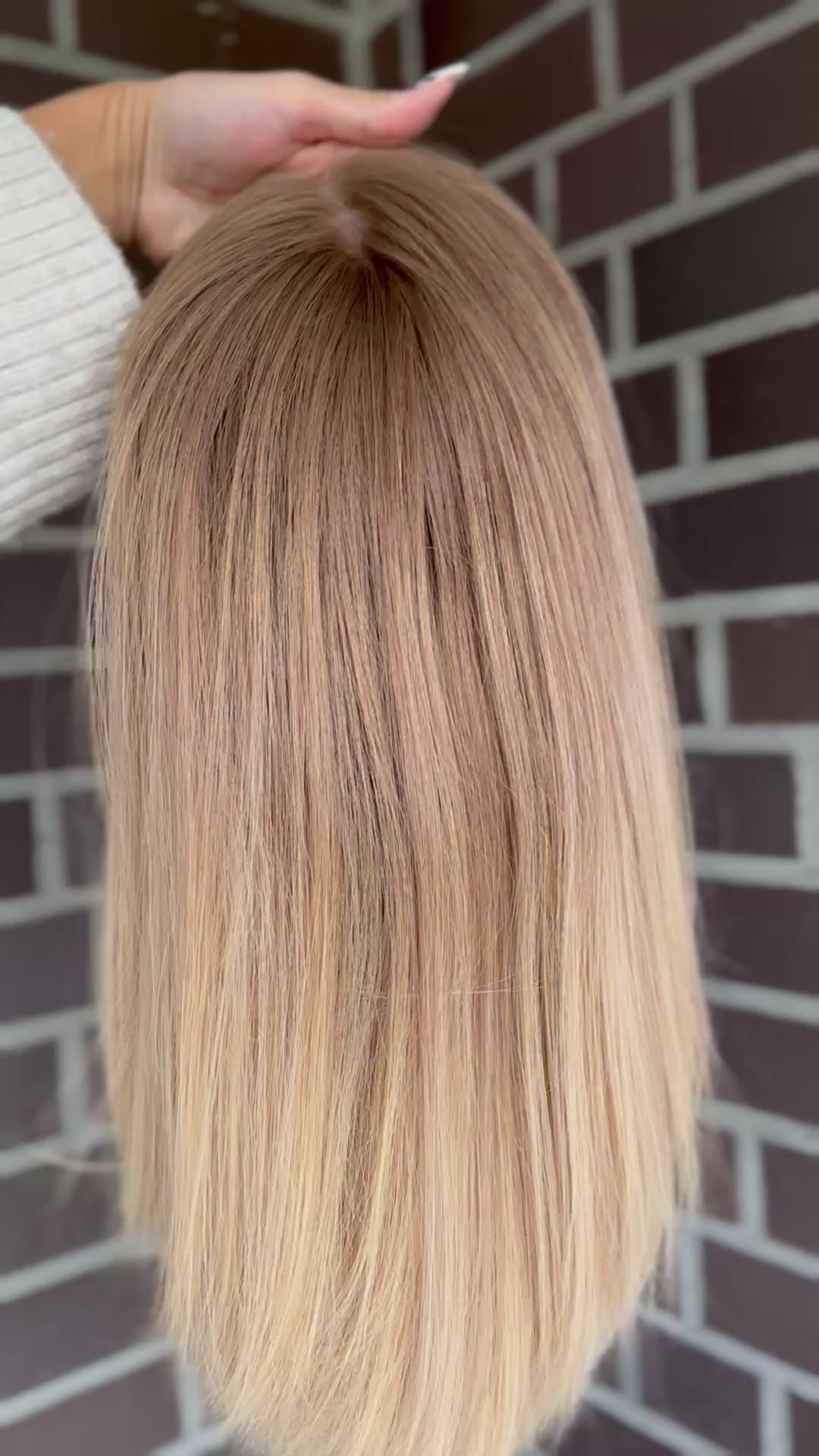 blondes Echthaarteil wird frontal im Video gezeigt. Video dient der Produktpräsentation eines Artikels in der Kategorie Topper/Perücken.
