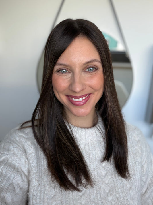 Bild zeigt attraktive Frau, mit schulterlangem braunem Haar. Bild dient der Produktpräsentation eines Artikels in der Kategorie Topper/Perücken.