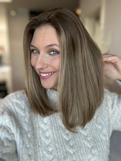 Bild zeigt attraktive Frau von der Seite, mit schulterlangem braunem Haar. Bild dient der Produktpräsentation eines Artikels in der Kategorie Topper/Perücken.