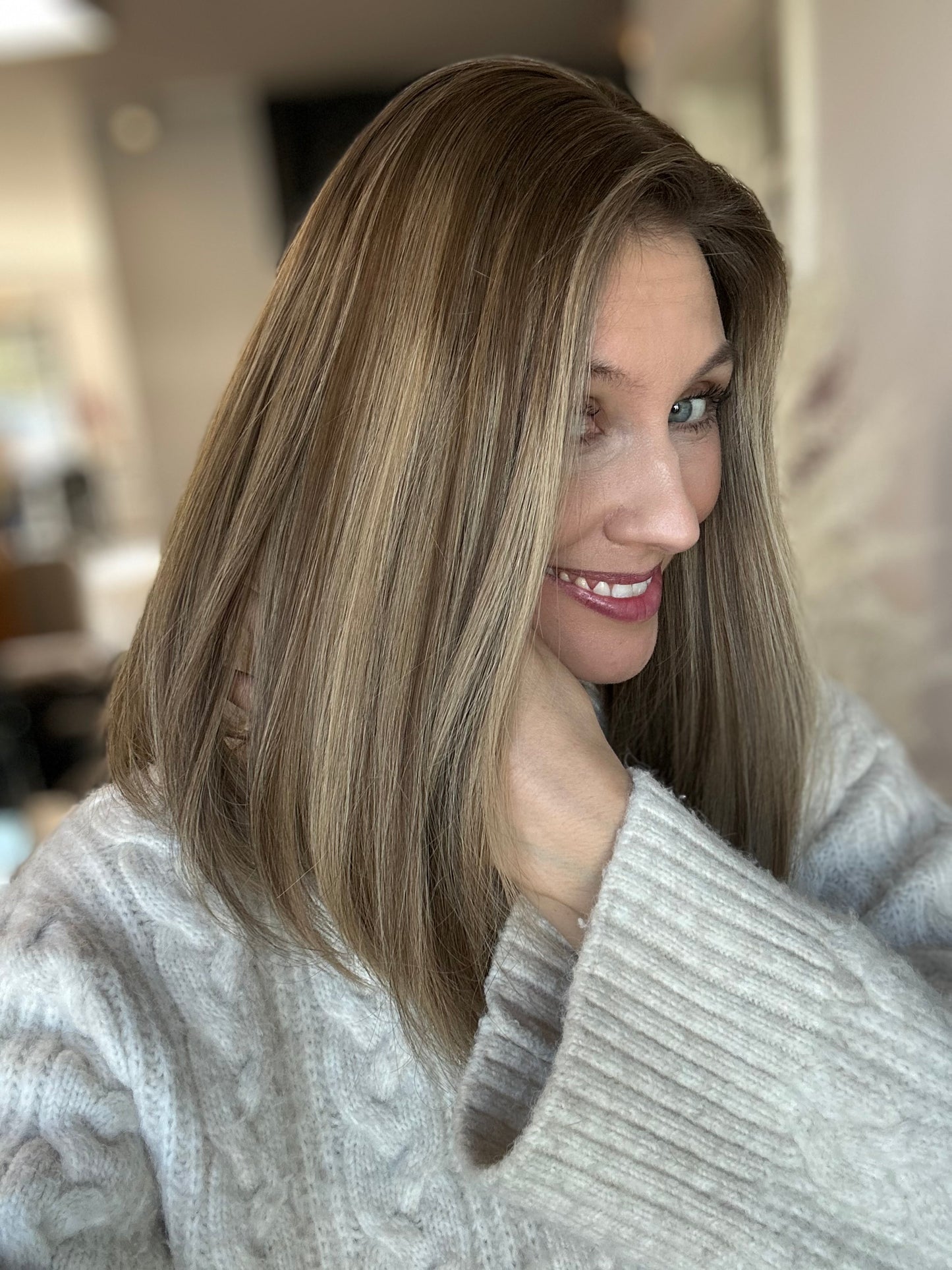 Bild zeigt attraktive Frau von der Seite, mit schulterlangem braunem Haar. Bild dient der Produktpräsentation eines Artikels in der Kategorie Topper/Perücken.