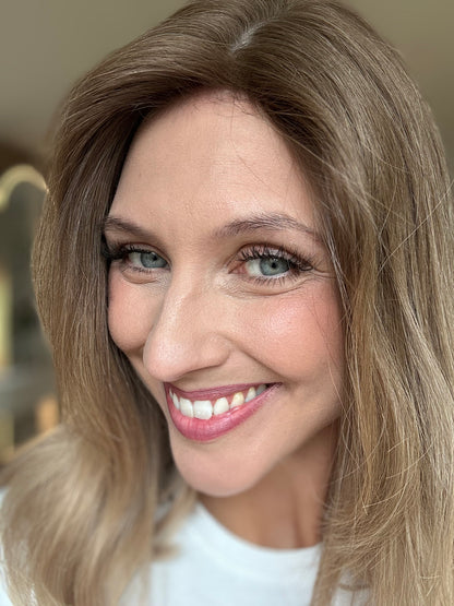 Bild zeigt attraktive Frau von der Seite, mit schulterlangem blondem Haar. Bild dient der Produktpräsentation eines Artikels in der Kategorie Topper/Perücken.