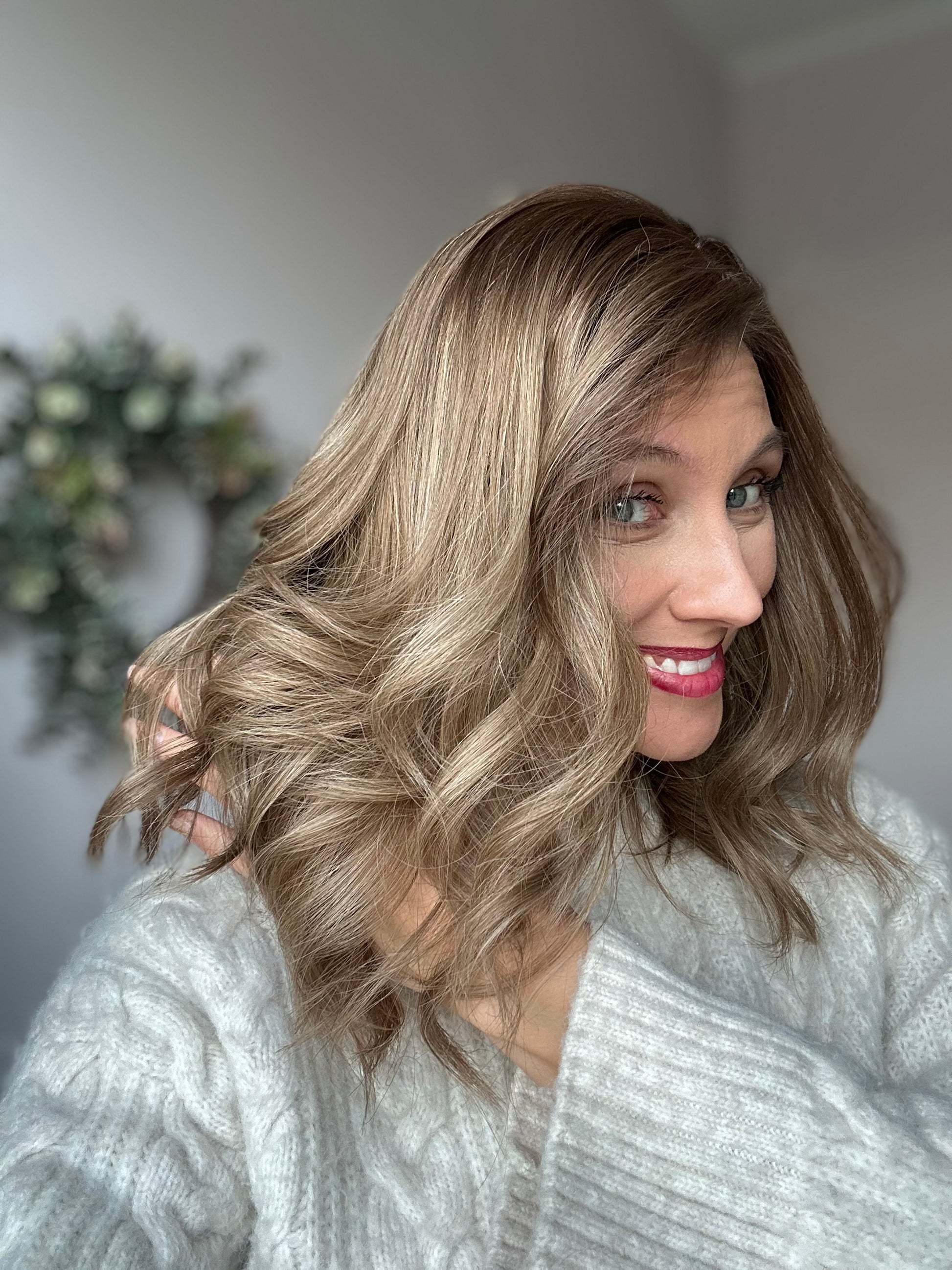 Bild zeigt attraktive Frau von der Seite, mit schulterlangem blondem Haar. Bild dient der Produktpräsentation eines Artikels in der Kategorie Topper/Perücken.