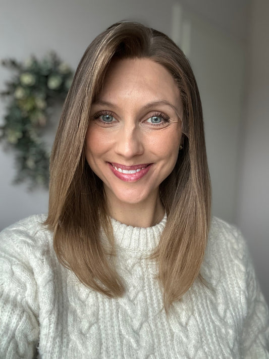 Bild zeigt attraktive Frau, mit schulterlangem braunem Haar. Bild dient der Produktpräsentation eines Artikels in der Kategorie Topper/Perücken.